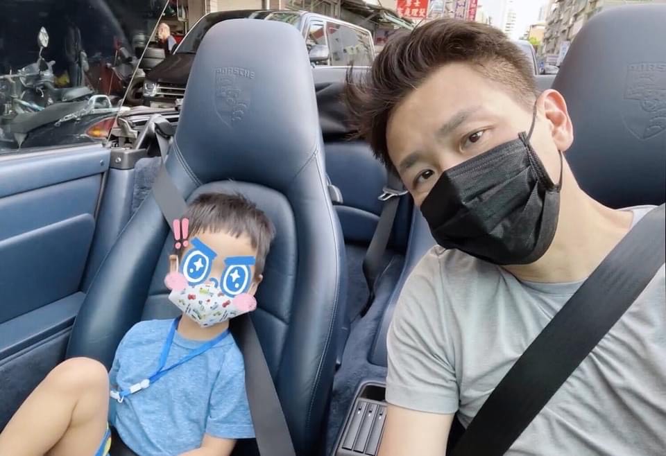 陶喆開著當年送給父親陶大偉的銀色保時捷,帶兒子去兜風。(翻攝自陶喆臉書)