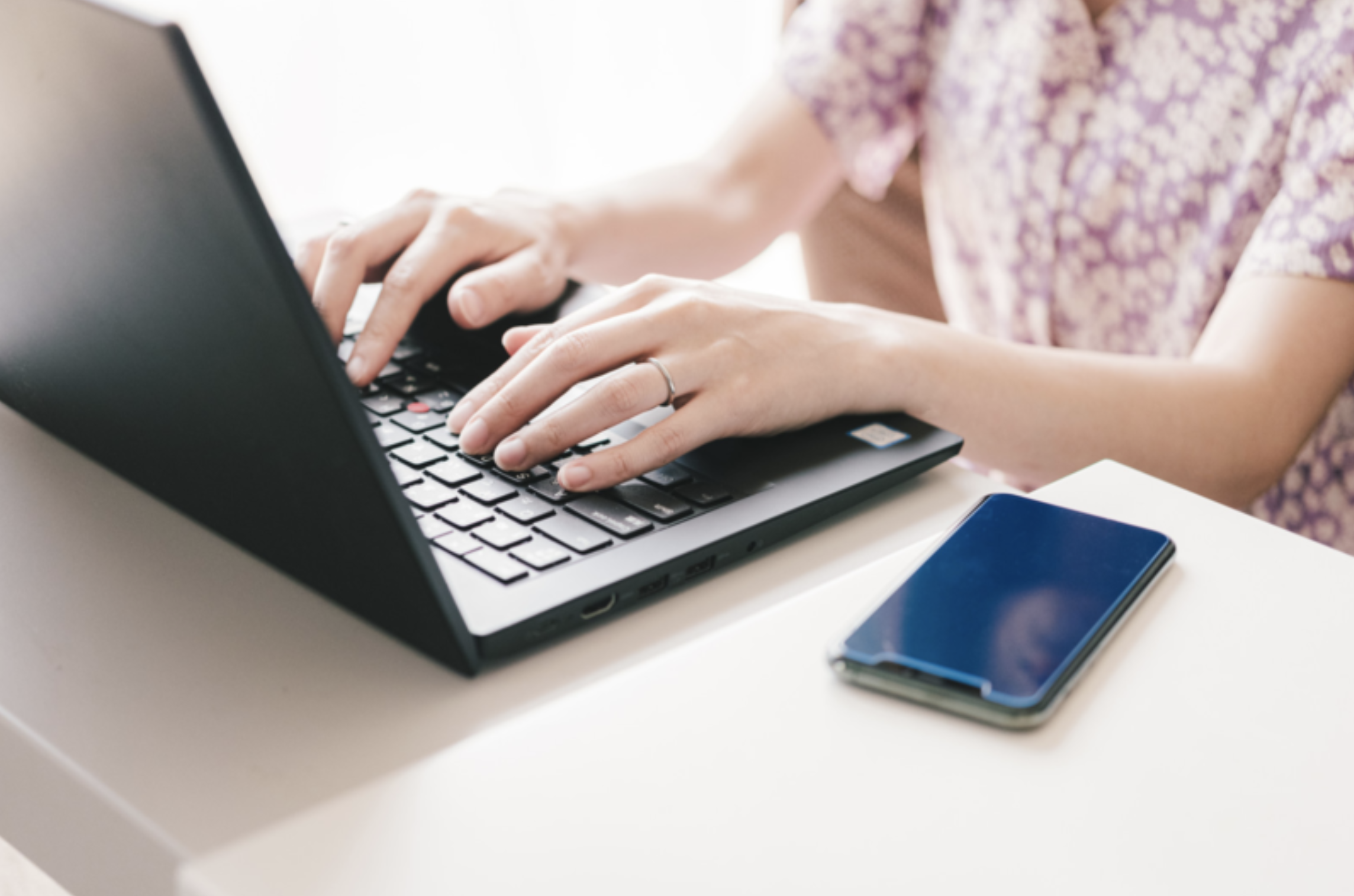 居家辦公免去通勤的困擾，但也因久坐產生許多問題。（示意圖，PAKUTASO）