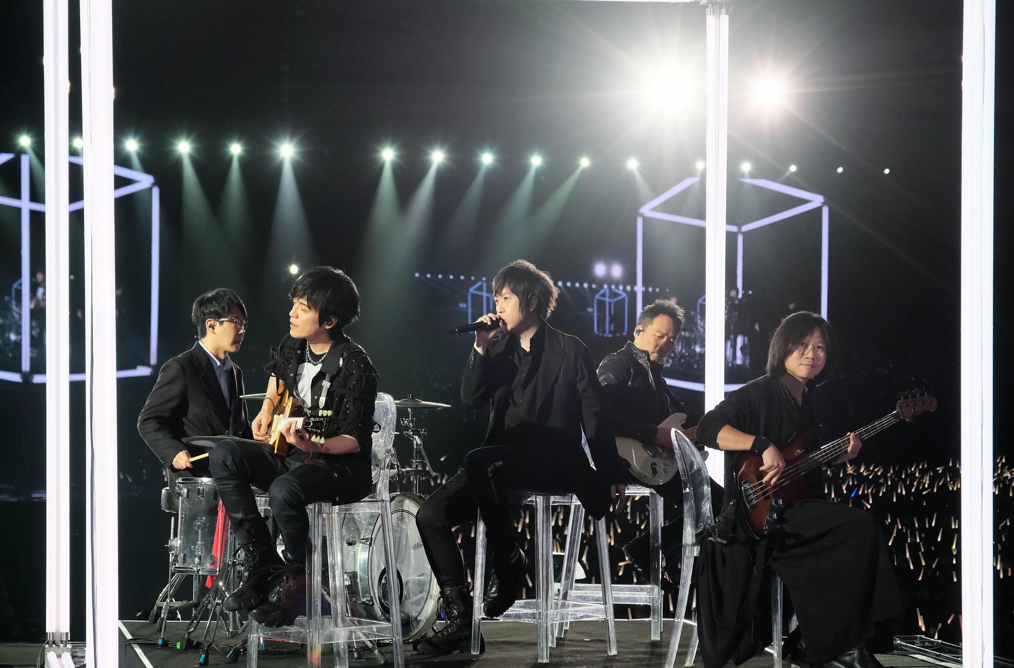五月天除了授權〈勇敢〉一曲給長庚醫護人員使用外，之後又與所屬的相信音樂一起捐出66台呼吸器給14家雙北醫院。（相信音樂提供）
