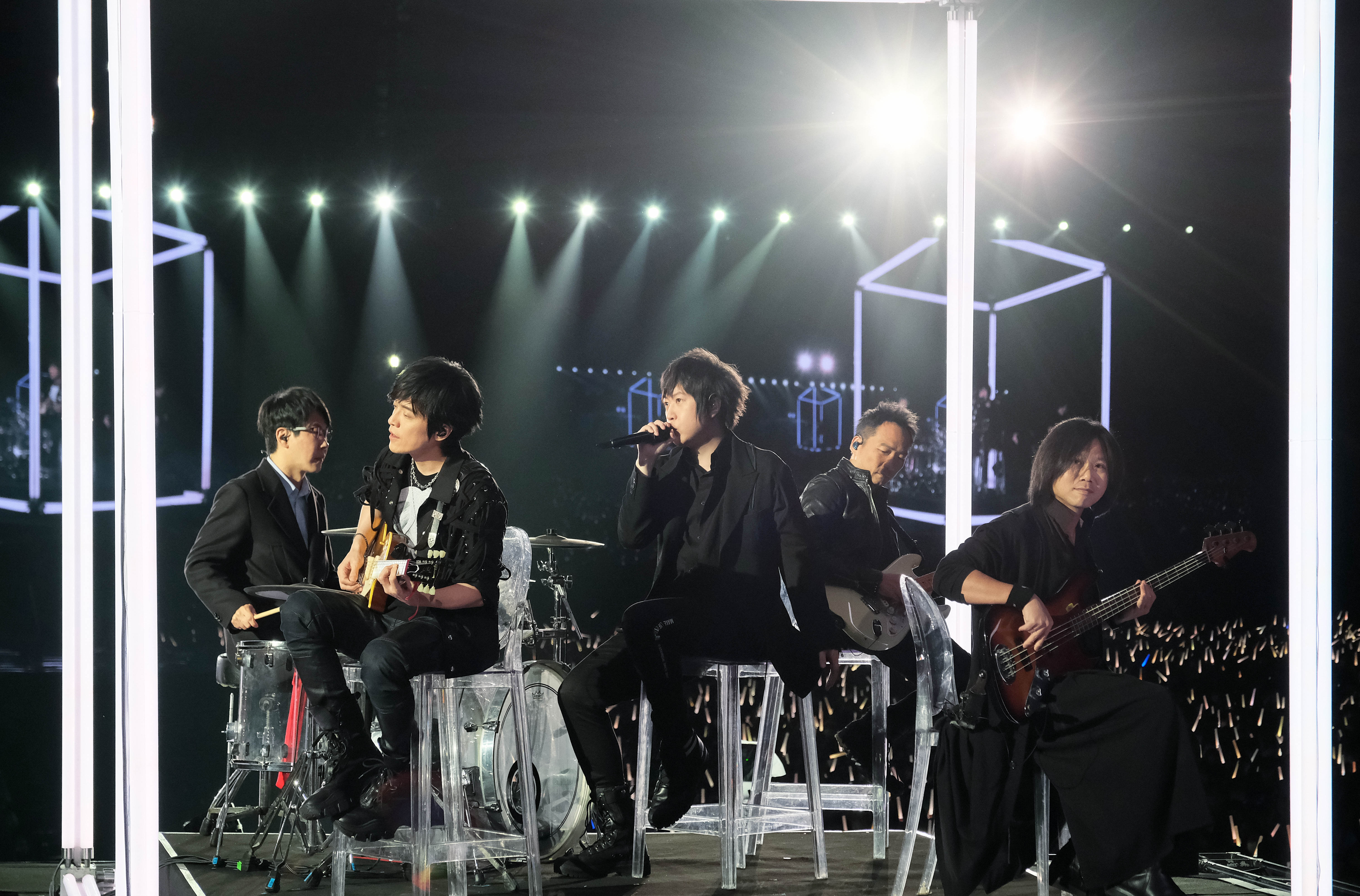 五月天除了授權〈勇敢〉一曲給長庚醫護人員使用外,之後又與所屬的相信音樂一起捐出66台呼吸器給14家雙北醫院。(相信音樂提供)