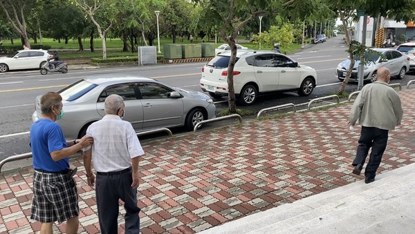 2阿公最後不捨道別。（高雄市府提供）