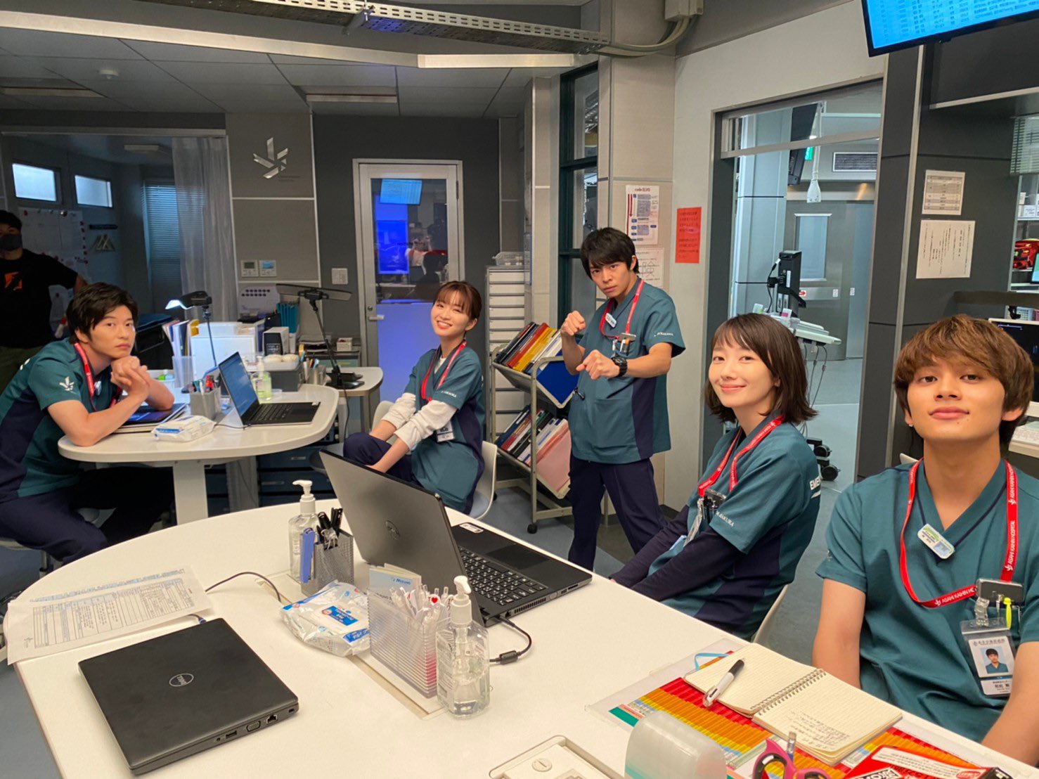 《Night Doctor 夜間醫生》集結田中圭（左起）、岡崎紗繪、岸優太、波瑠、北村匠海組「NIGHT DOCTOR」，五人一起救命、互相扶持，建立起無可取代的情誼。（翻攝自《Night Doctor 夜間醫生》Twitter）