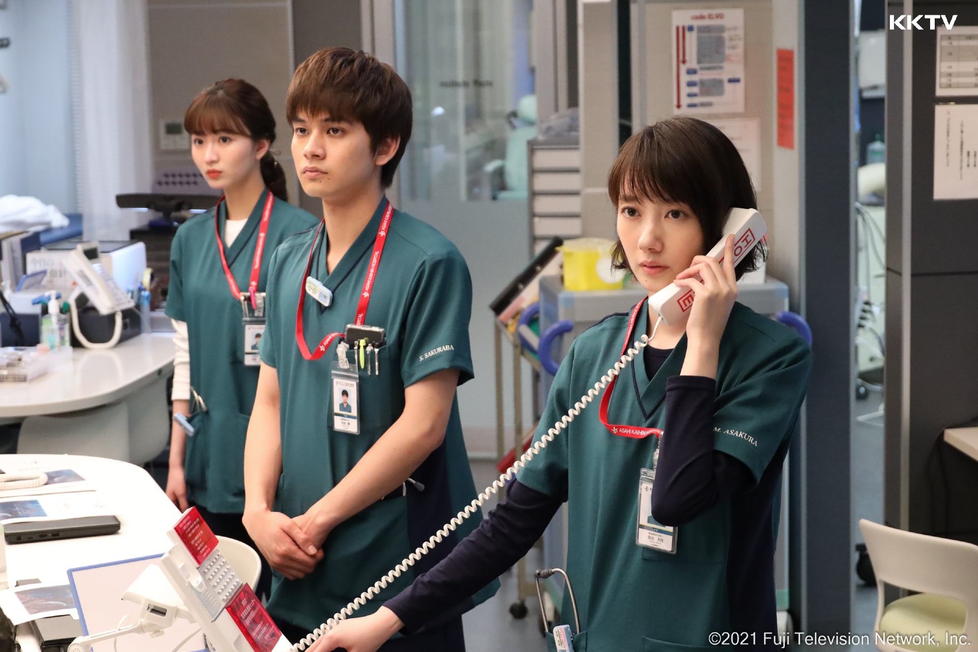 波瑠（右）在主演新劇《Night Doctor 夜間醫生》飾演一名不服輸的醫師。（KKTV提供）