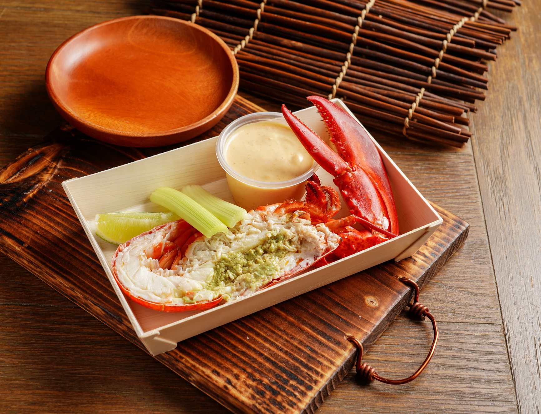 台北君悅酒店慶祝「凱菲食集」新登場，6月底前花499元，就能把半隻波士頓龍蝦買回家。（台北君悅酒店提供）