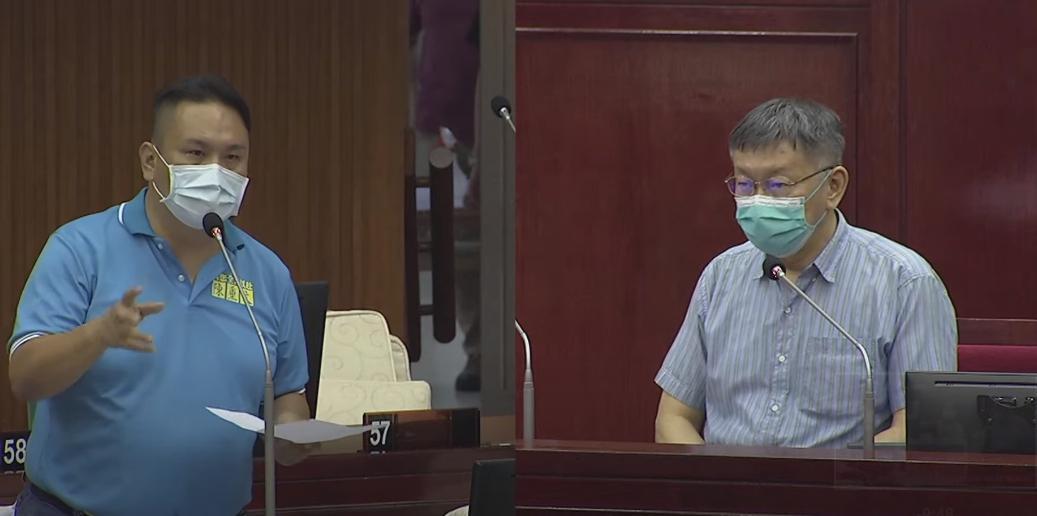 台北市議員陳重文(左)質詢市長柯文哲(右)「會不會讓鄰長接種疫苗」,柯回答「應該是會啦,應全國統一標準,中央這樣不負責任」。(翻攝自台北市議會YouTube頻道)