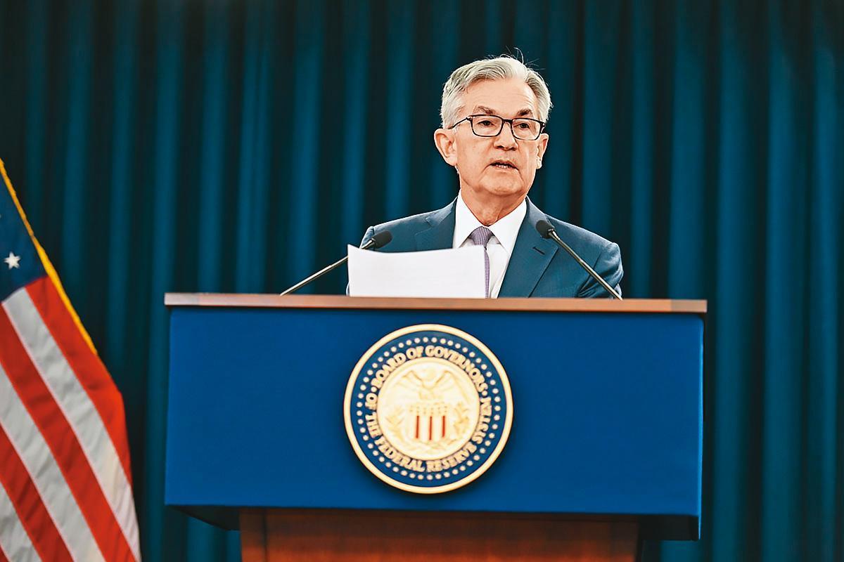 聯準會在上週會議中大幅提高了通膨和經濟成長預期。圖為聯準會主席鮑威爾。(翻攝聯準會官網)