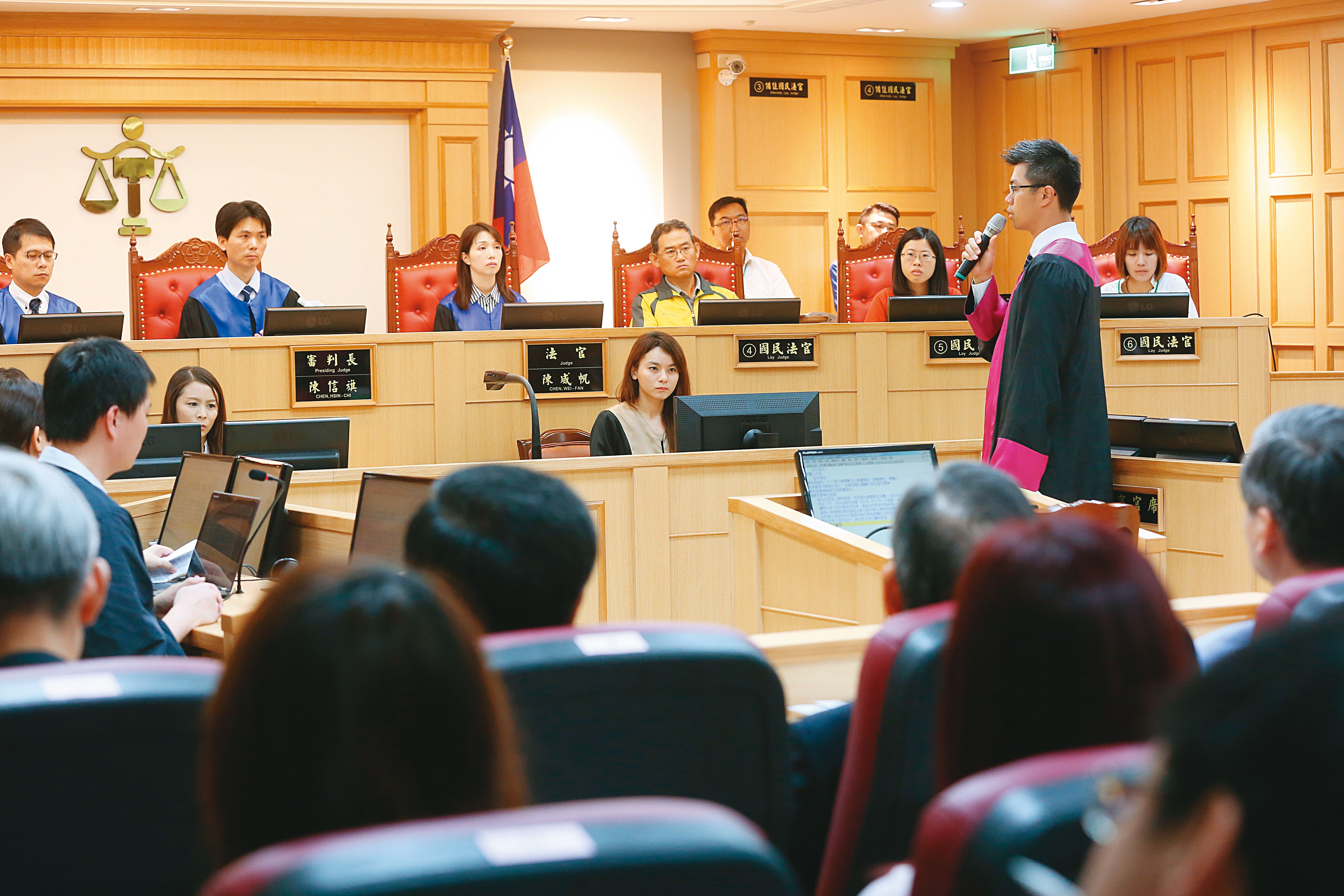 因應疫情，甫通過之《傳染病流行疫情嚴重期間司法程序特別條例》特別規定，開庭得使用遠距視訊科技設備進行。