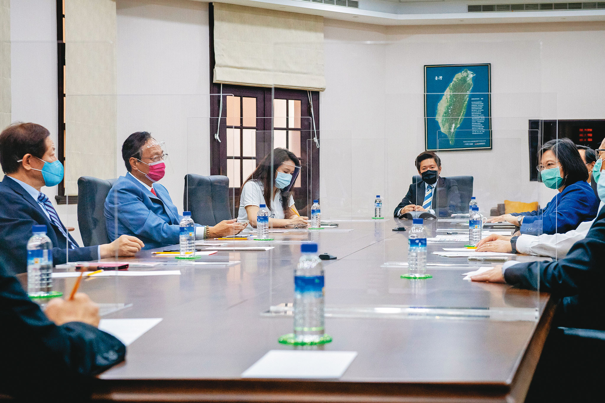 →蔡英文把鴻海郭台銘與台積電劉德音找進總統府,幫台灣在國際上爭取疫苗,可視為她甦醒的徵兆。(總統府提供)