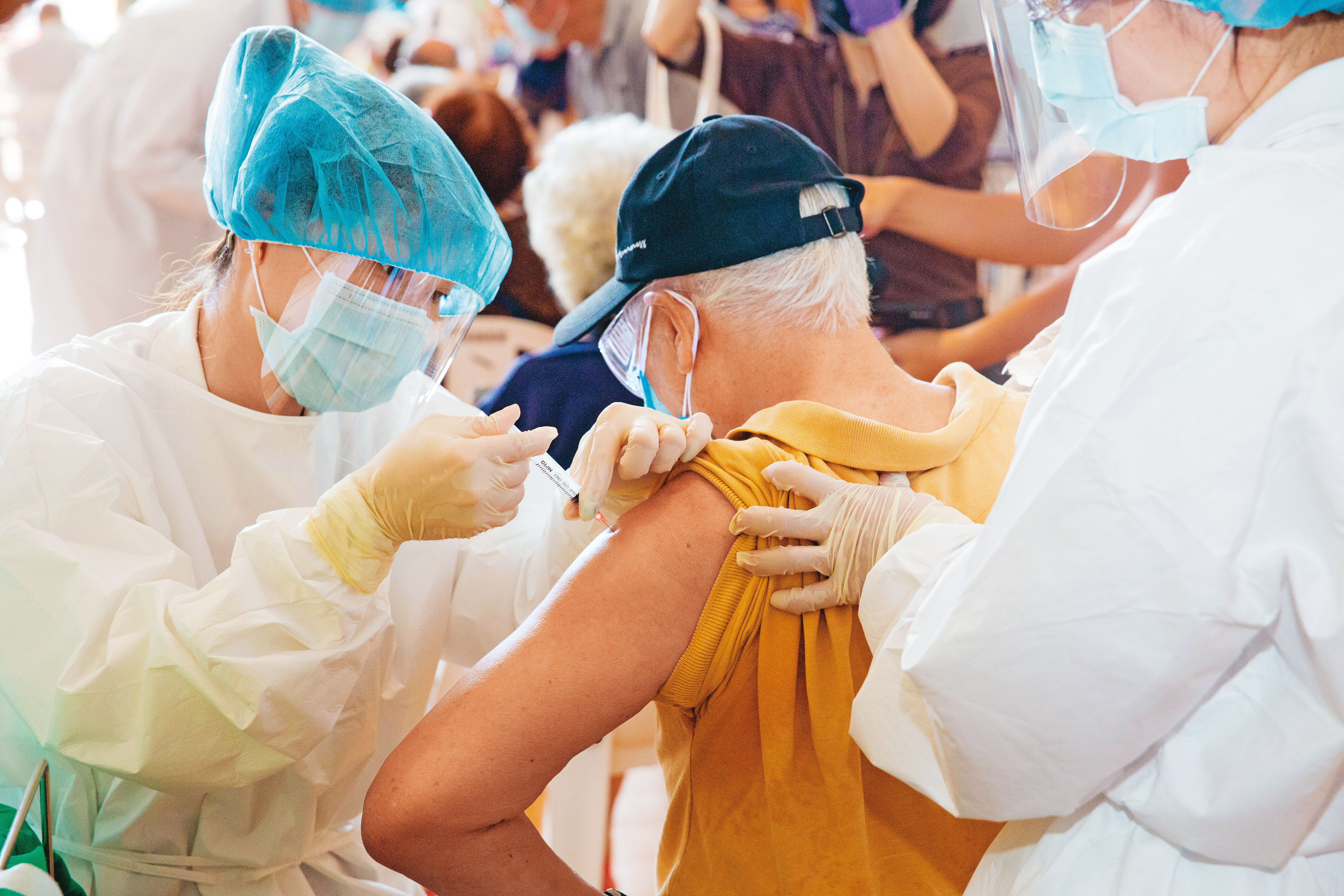 老人打疫苗，等於是賭命，打或不打都有危險，但疫苗致死遠低於病毒致死率，老人應該打疫苗。