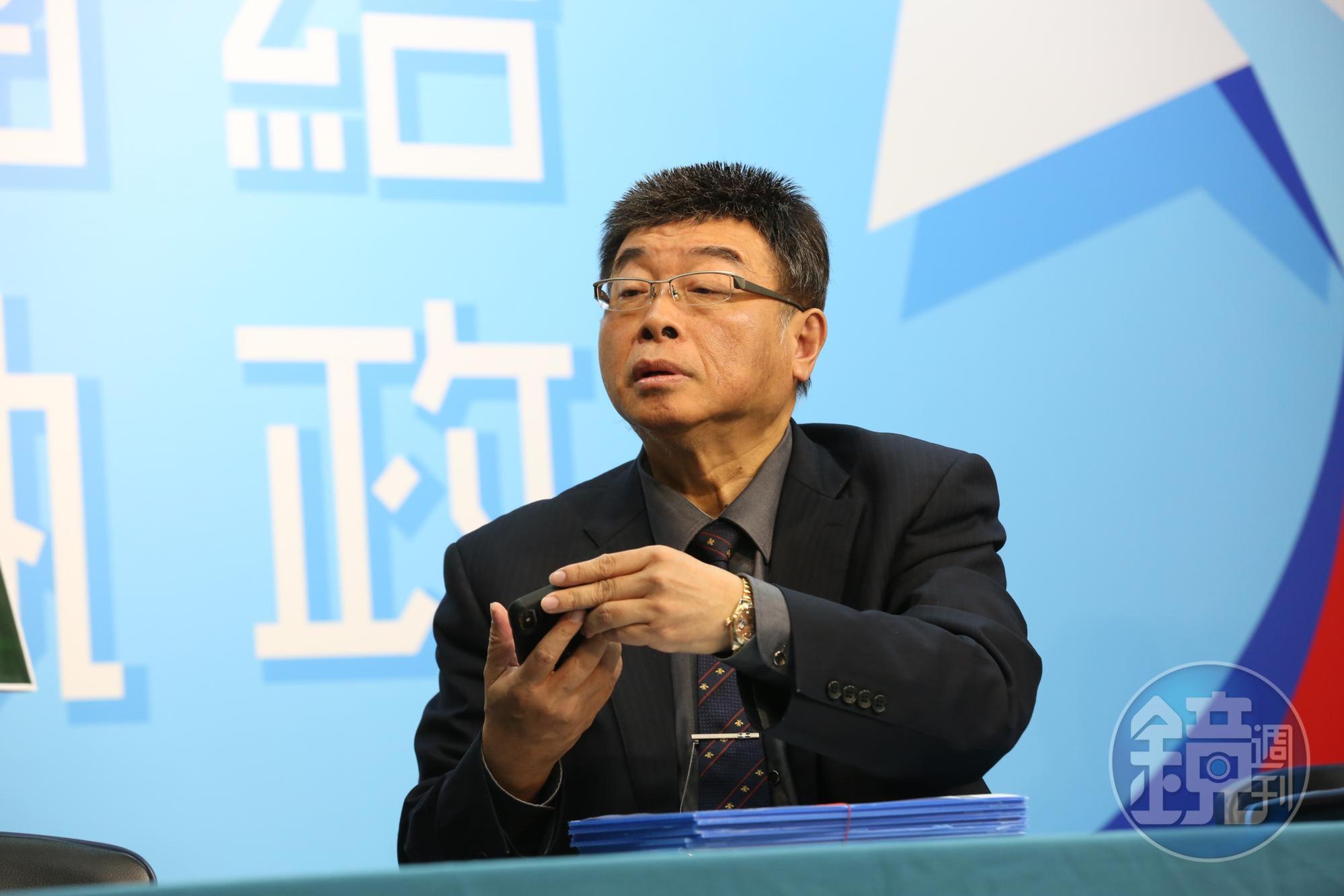 前立委邱毅飛往廈門，準備施打中國疫苗。（本刊資料照）