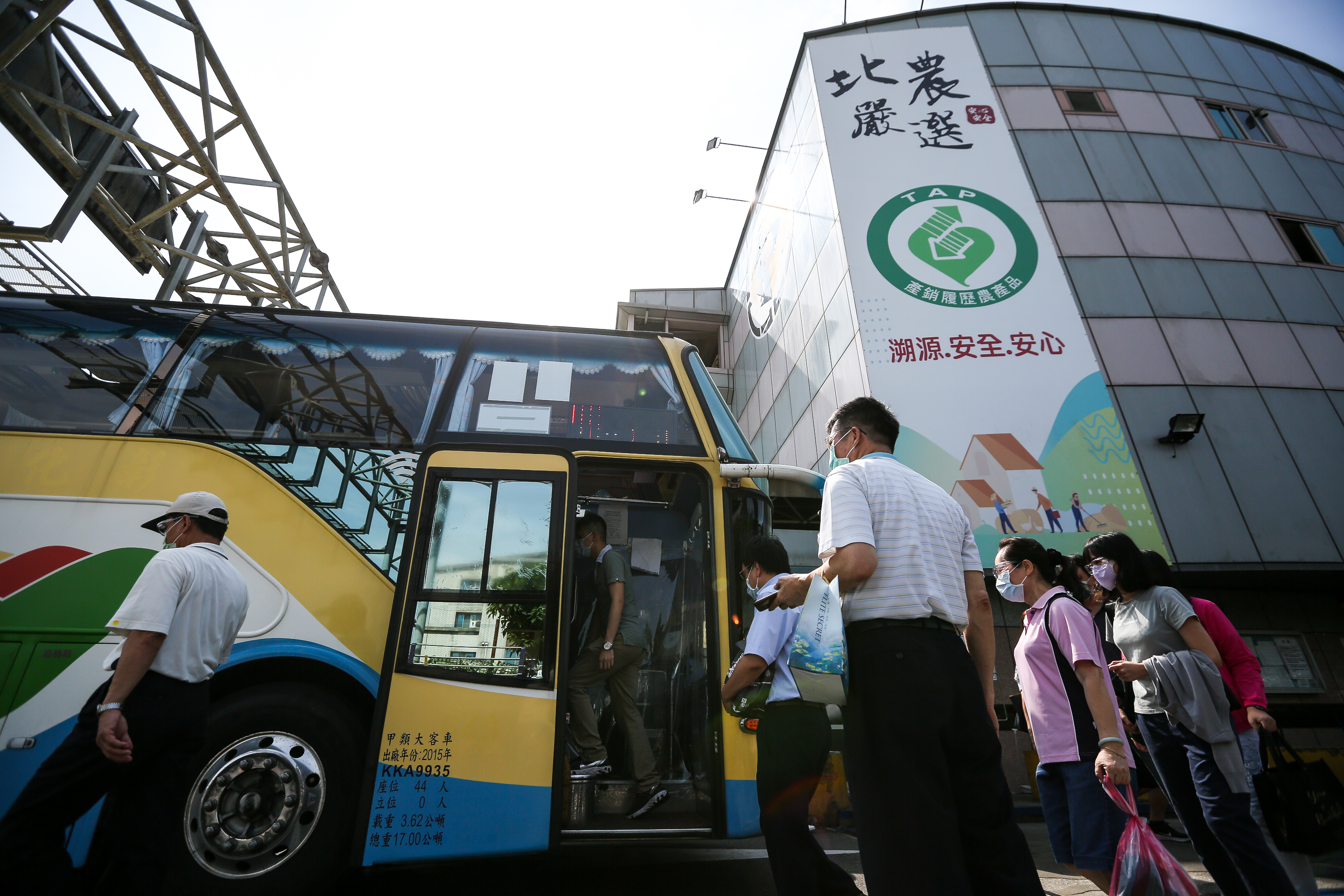 台北農產運銷公司爆發Covid-19群聚感染疫情，防疫專車北農送員工去醫院快篩。