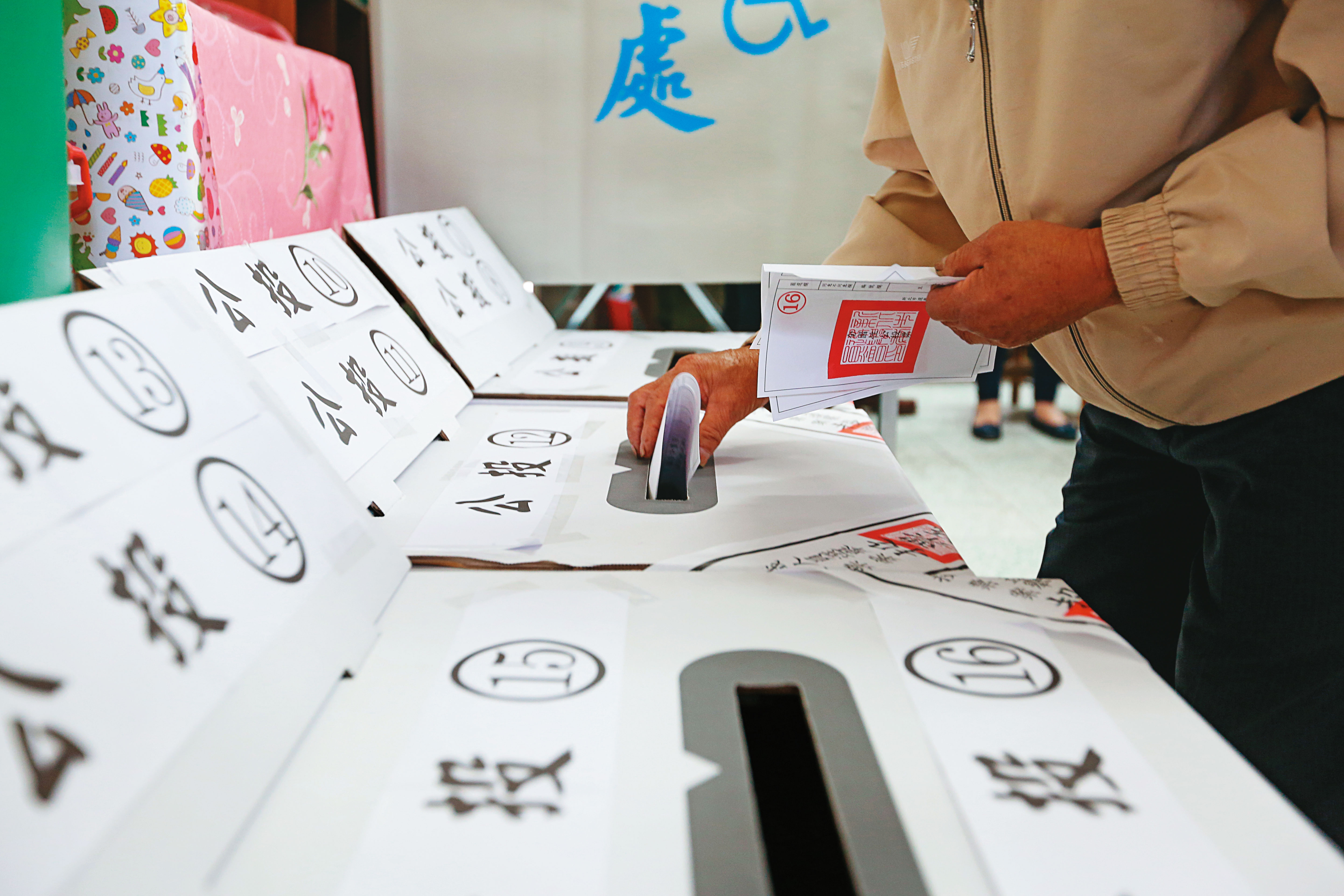 中選會宣布原定8月28日舉行4項公投案延期舉行，將改於12月18日投票。