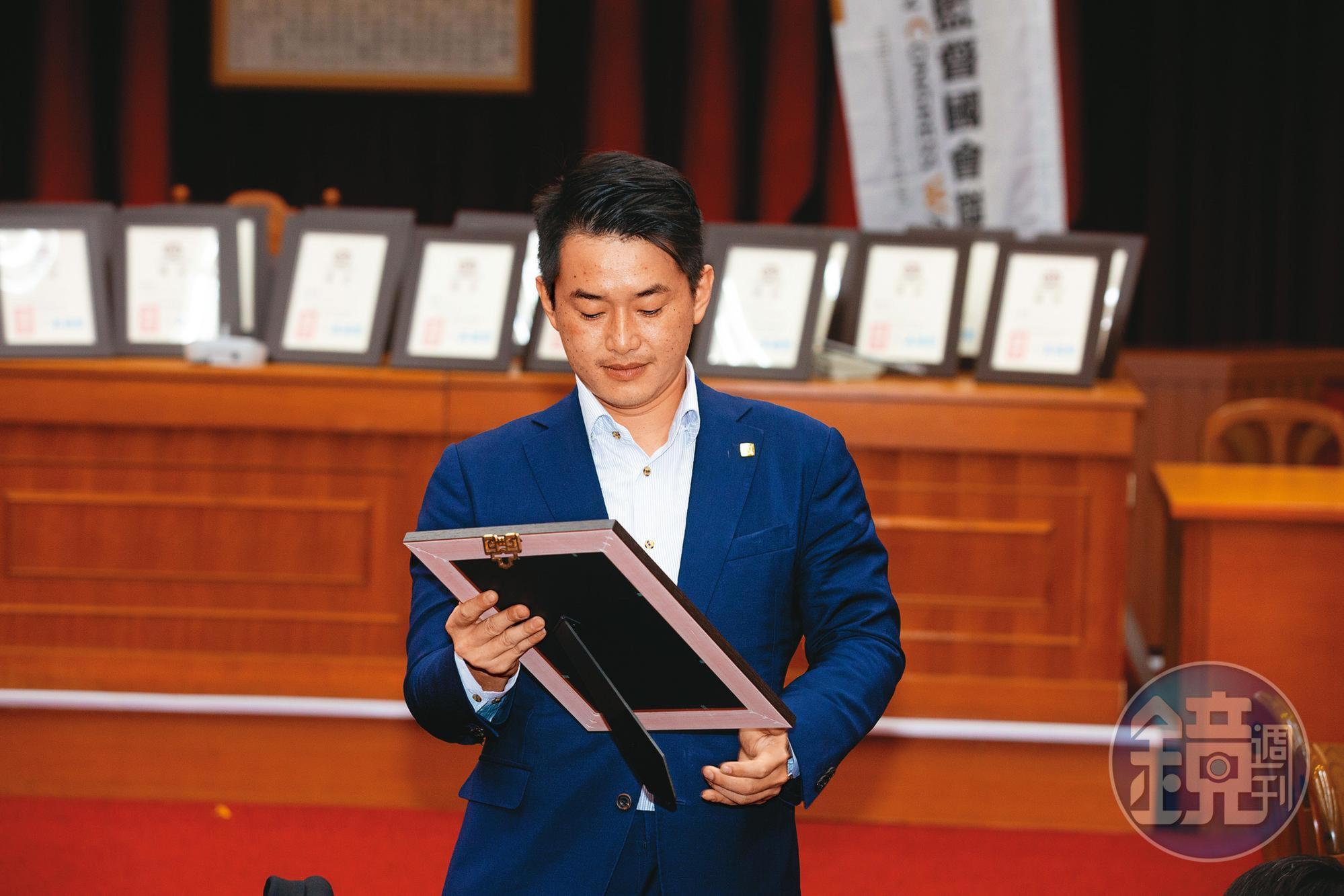 陳柏惟今年4月獲頒公督盟優秀立委獎，但罷免案仍持續進行當中。