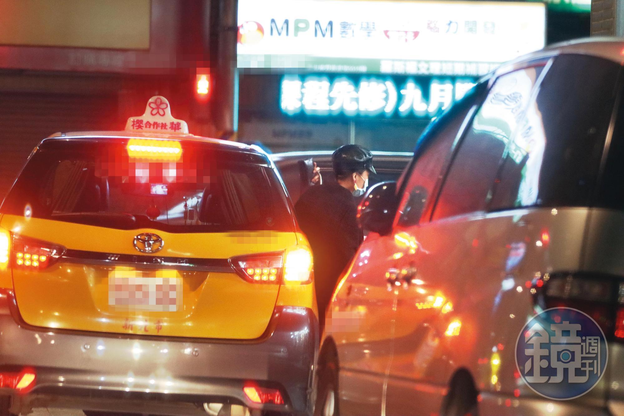 21:52,和友人在路口揮別後,戴愛玲獨自一人攔車回家。