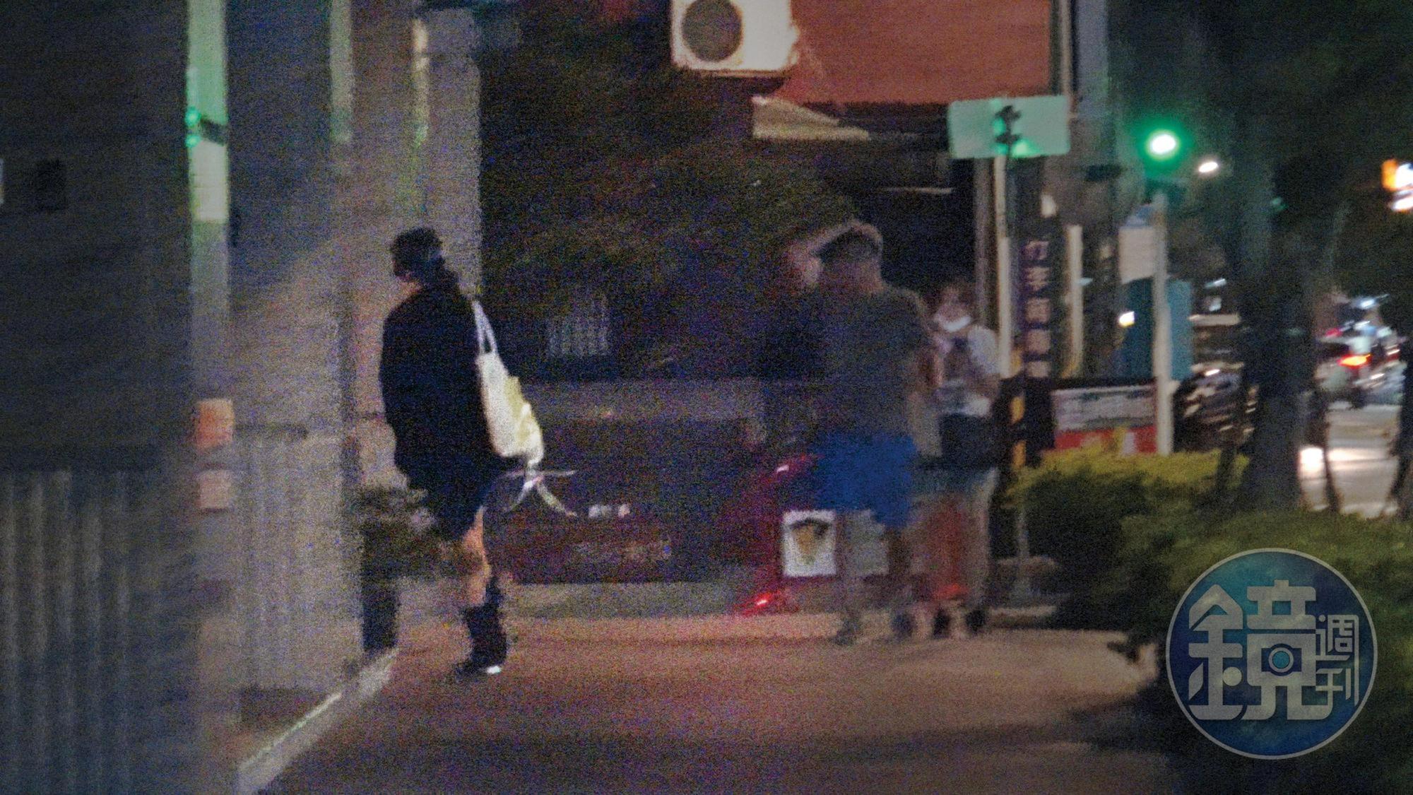22:08, 戴愛玲回到台北市中正區豪宅,當地一戶至少要價3,000萬元起跳。