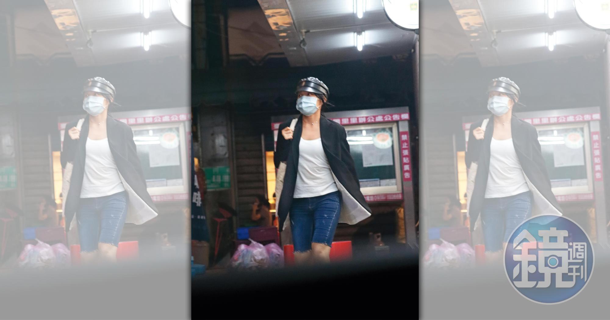 22:05,戴愛玲回家前,先在附近便利商店補貨。