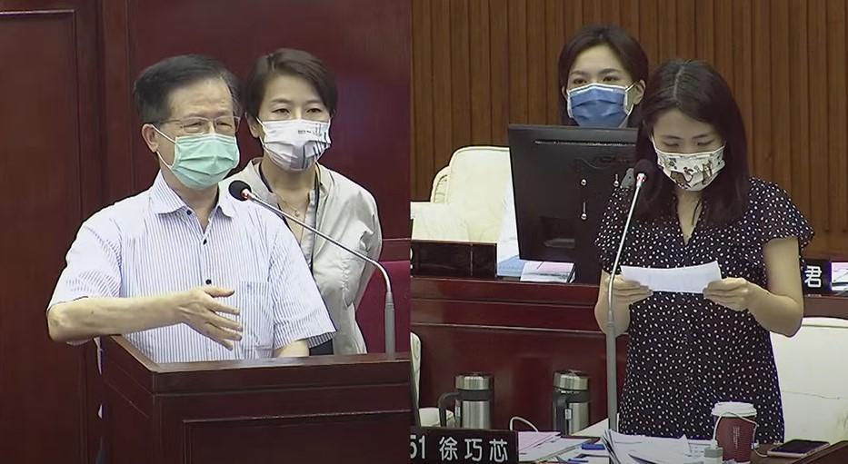 北市衛生局長黃世傑批高嘉瑜「得寸進尺」。（翻攝自臺北市議會YouTube頻道）