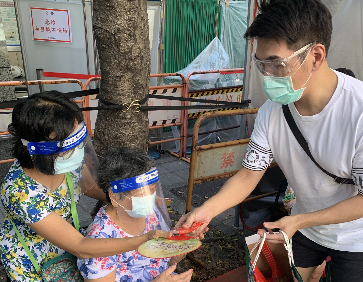 涂晨洋看著長輩們在高溫下,開心扇著他送的扇子,相當欣慰。(大海娛樂提供)
