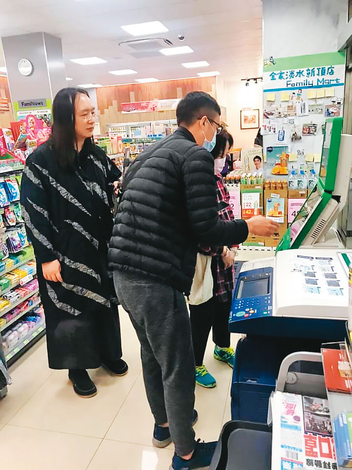 疫苗接種預約平台將循去年口罩預購的成功模式建立系統。圖為唐鳳(左)去年赴超商操作口罩預購系統。(翻攝全家超商臉書)