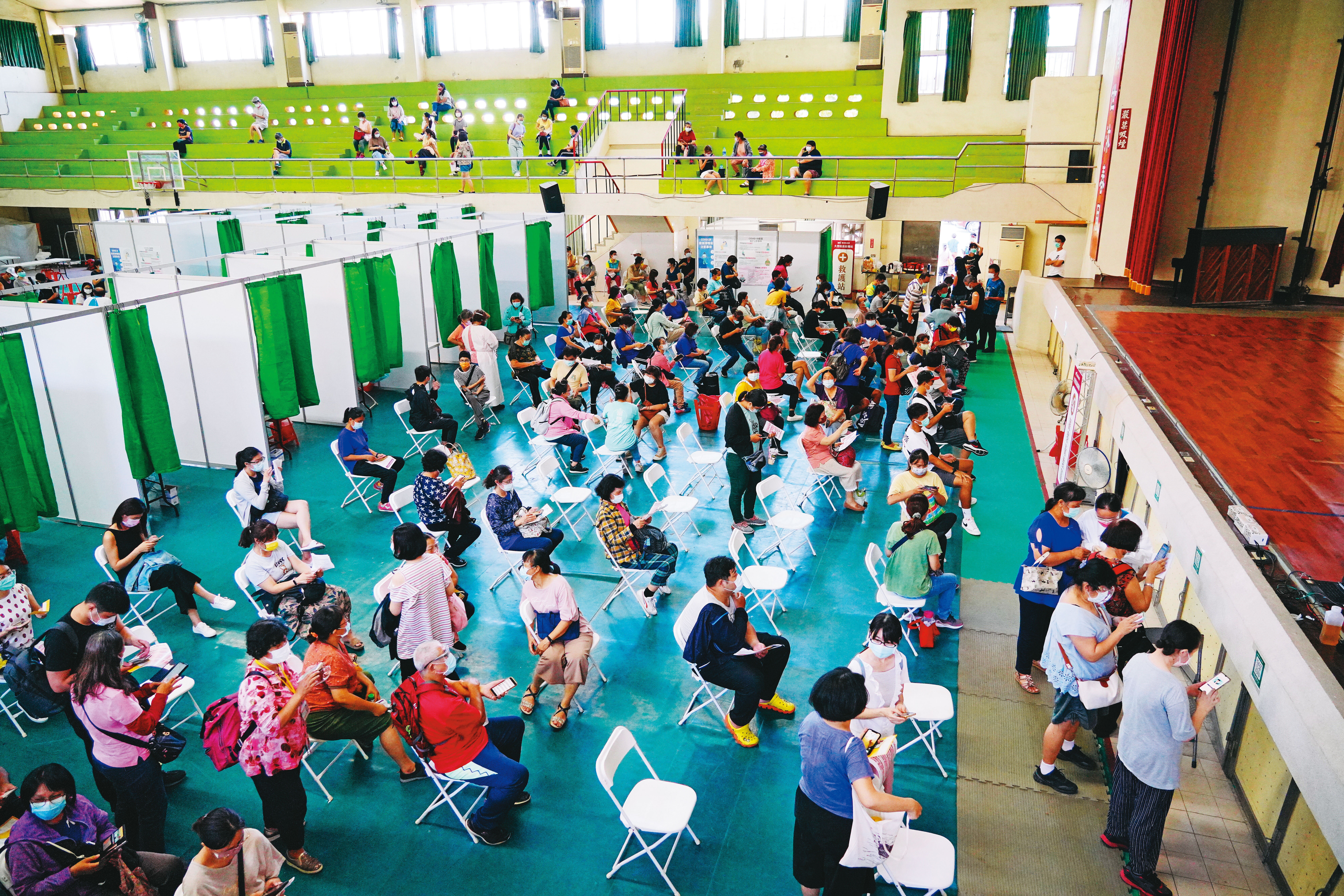 為達群體免疫，政府推疫苗大規模接種計畫，力拚施打率。圖為台南疫苗施打站畫面。