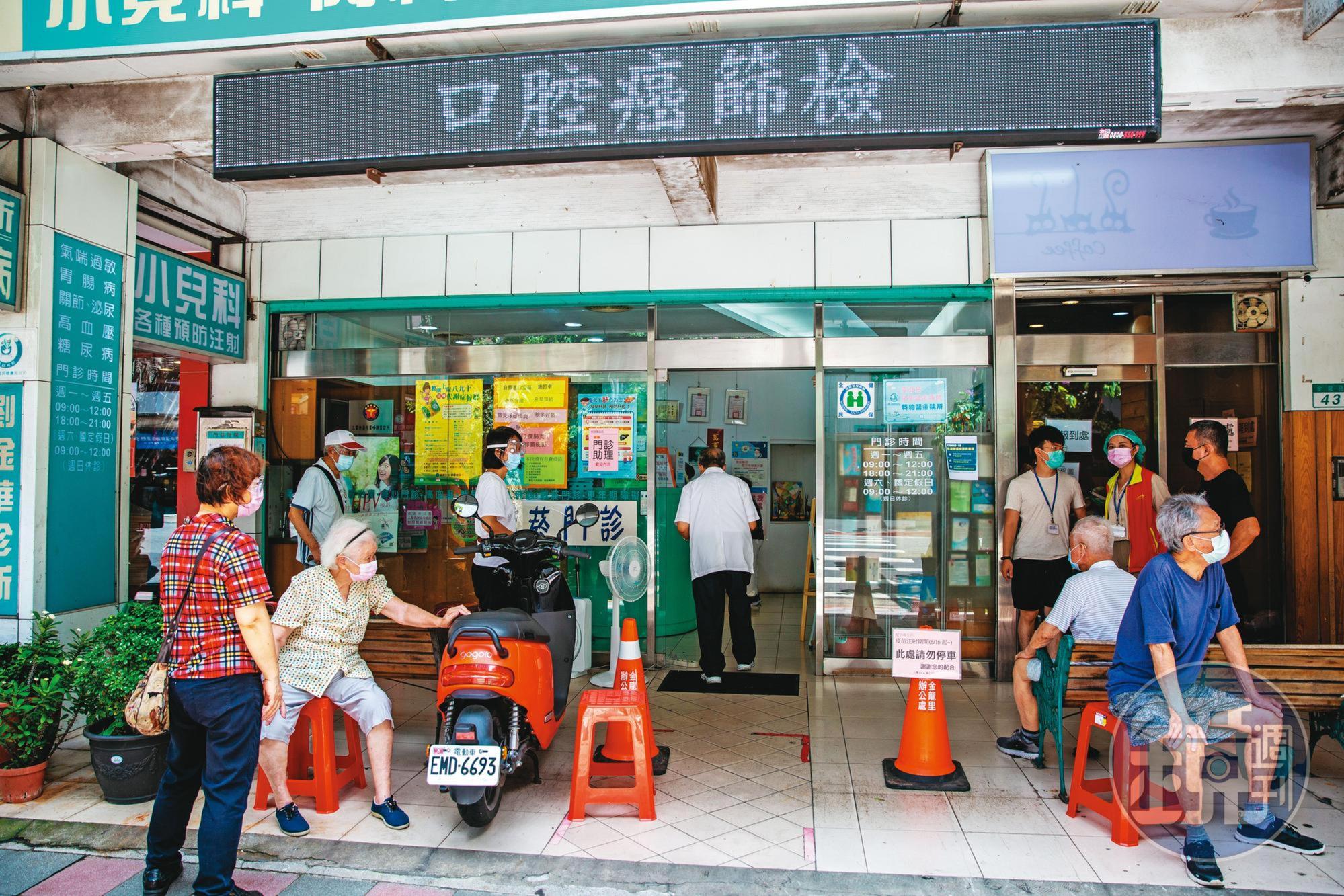 專家提醒,疫苗接種須顧及社會公平,弱勢者不便操作系統,應由政府建立機動疫苗隊協助施打。圖為診所施打疫苗畫面。