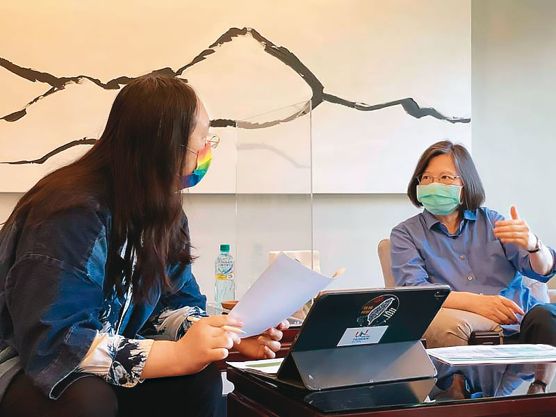 為了推行大規模接種,總統蔡英文(右)6月1日曾邀政務委員唐鳳(左)開會討論疫苗接種預約平台的進度。(翻攝蔡英文臉書)
