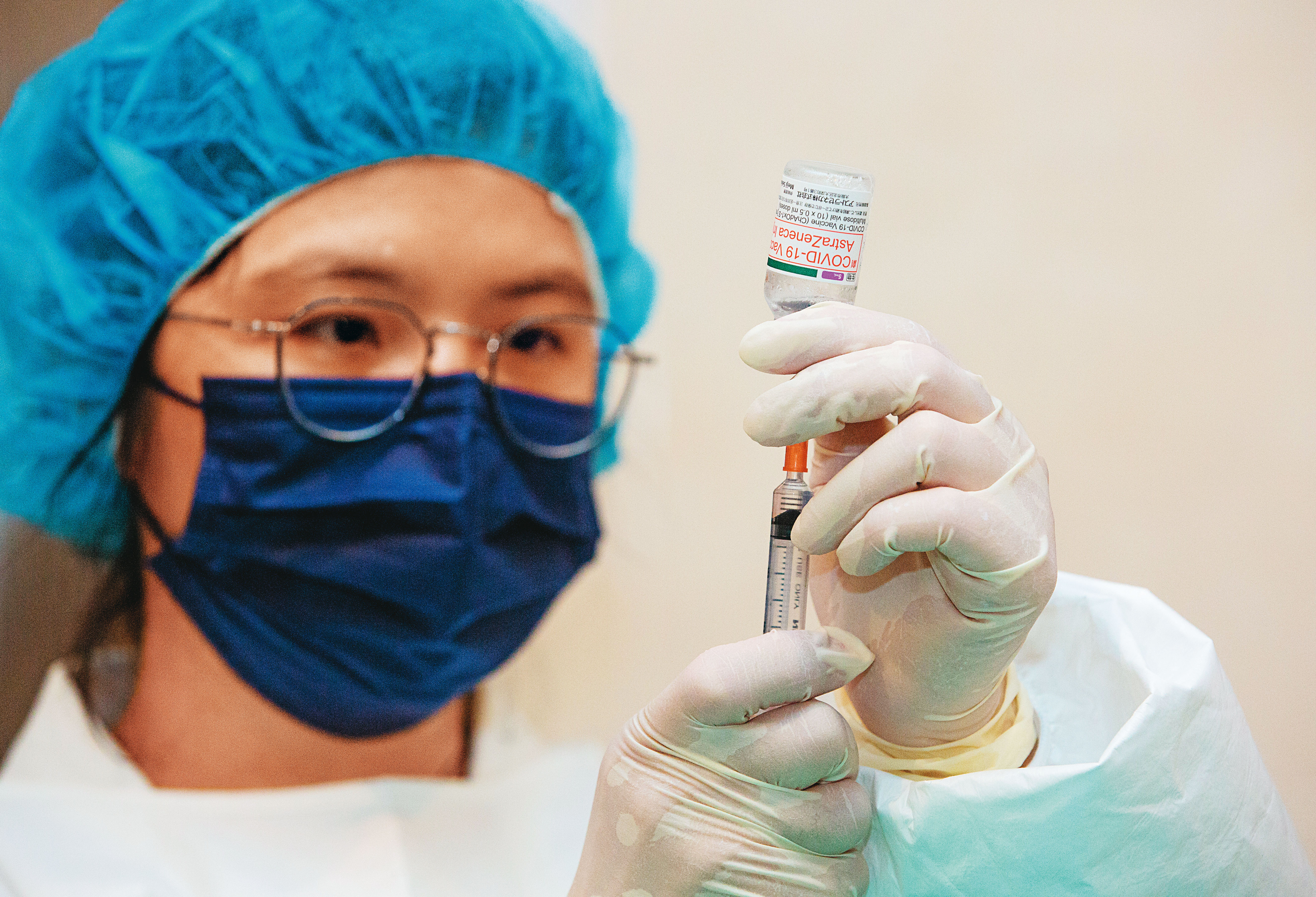 一旦2家以上疫苗同時開打，政府擬開放民眾自選廠牌，或直接開放下一順位的接種對象施打。圖為AZ疫苗。