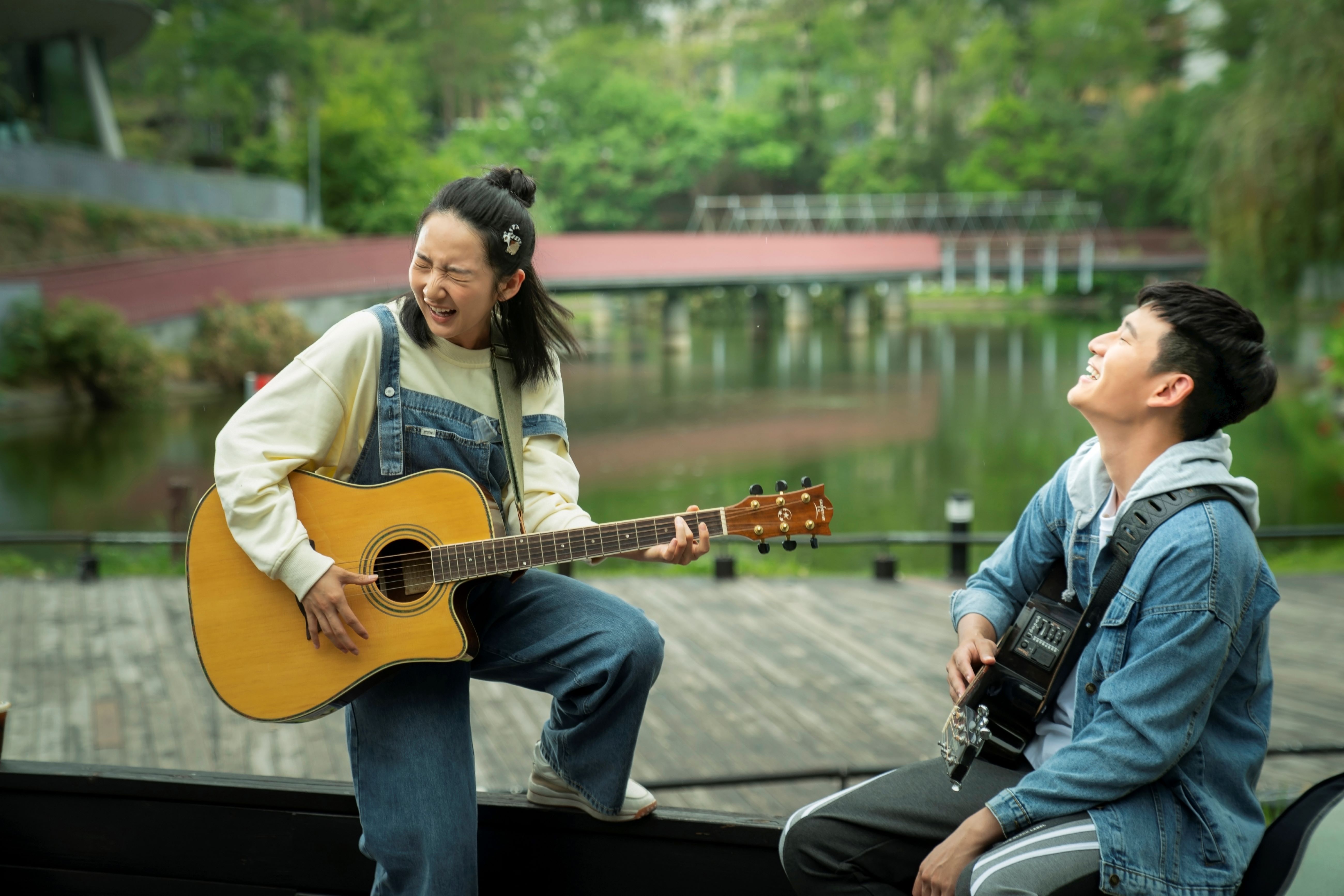 周興哲首度演出電影，片中與李沐有相當多對手戲。（華映提供）