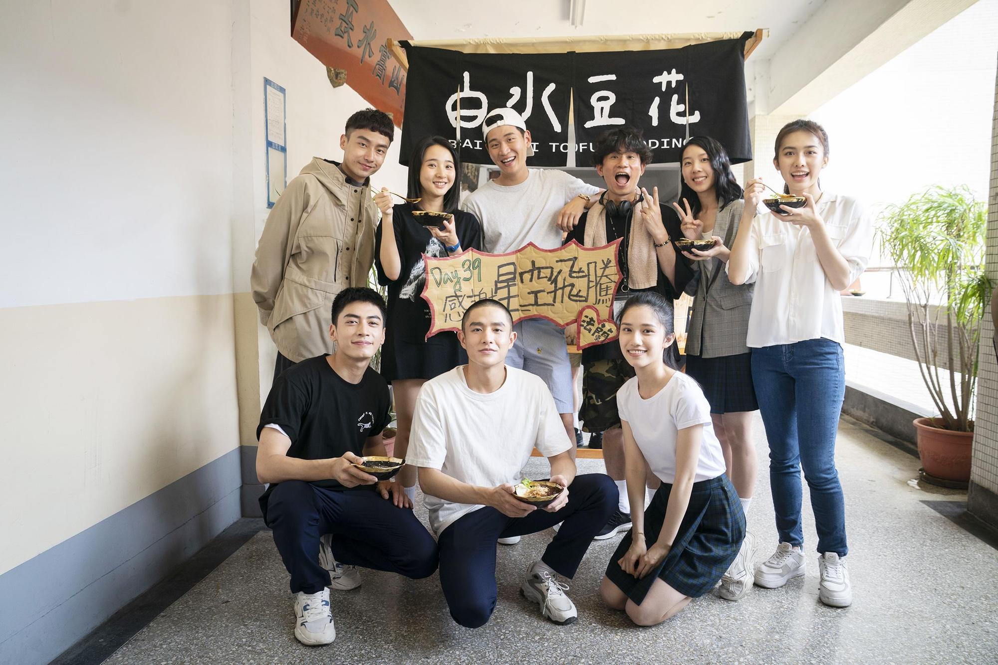 周興哲直接把文青豆花店請到片場,請大家吃豆花。(華映提供)