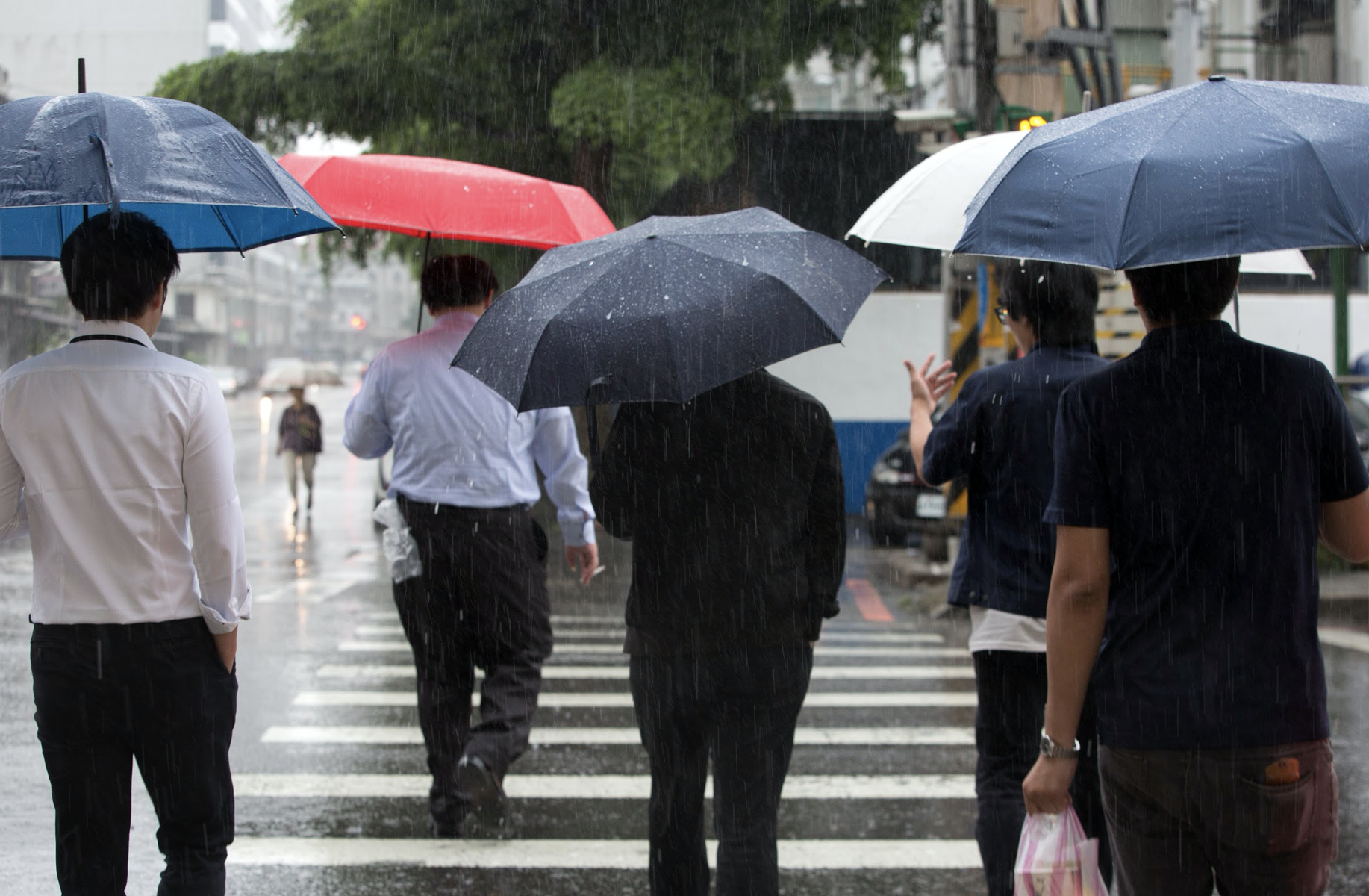 中央氣象局指出，滯留鋒面及西南風影響，今（22）日及明（23）日兩天易有短延時強降雨。（示意圖）