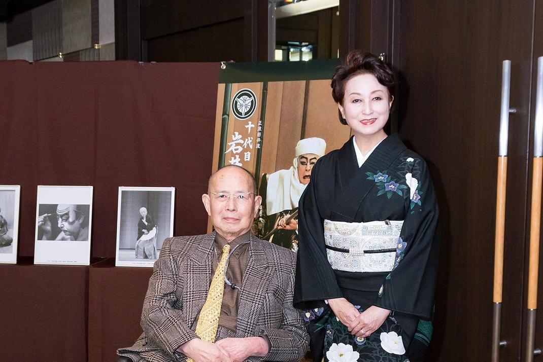 日本資深男演員船戶順(左)因呼吸器官衰竭過世,與其妻岩井友見為演藝圈內知名的銀色夫妻。(翻攝自日刊SPORTS)