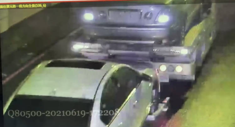 林男發現路邊2輛已拔掉大牌的車輛後見獵心喜，逕自拖回盜賣。（翻攝畫面）