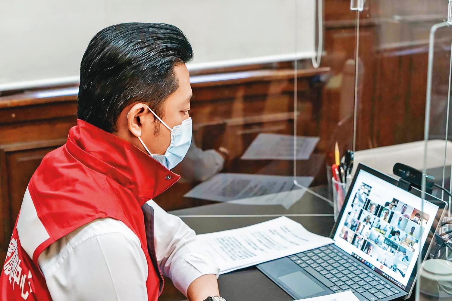 新竹市長林智堅聯繫苗栗縣長徐耀昌、新竹縣長楊文科共組竹竹苗防疫作戰聯盟。（新竹市政府提供）