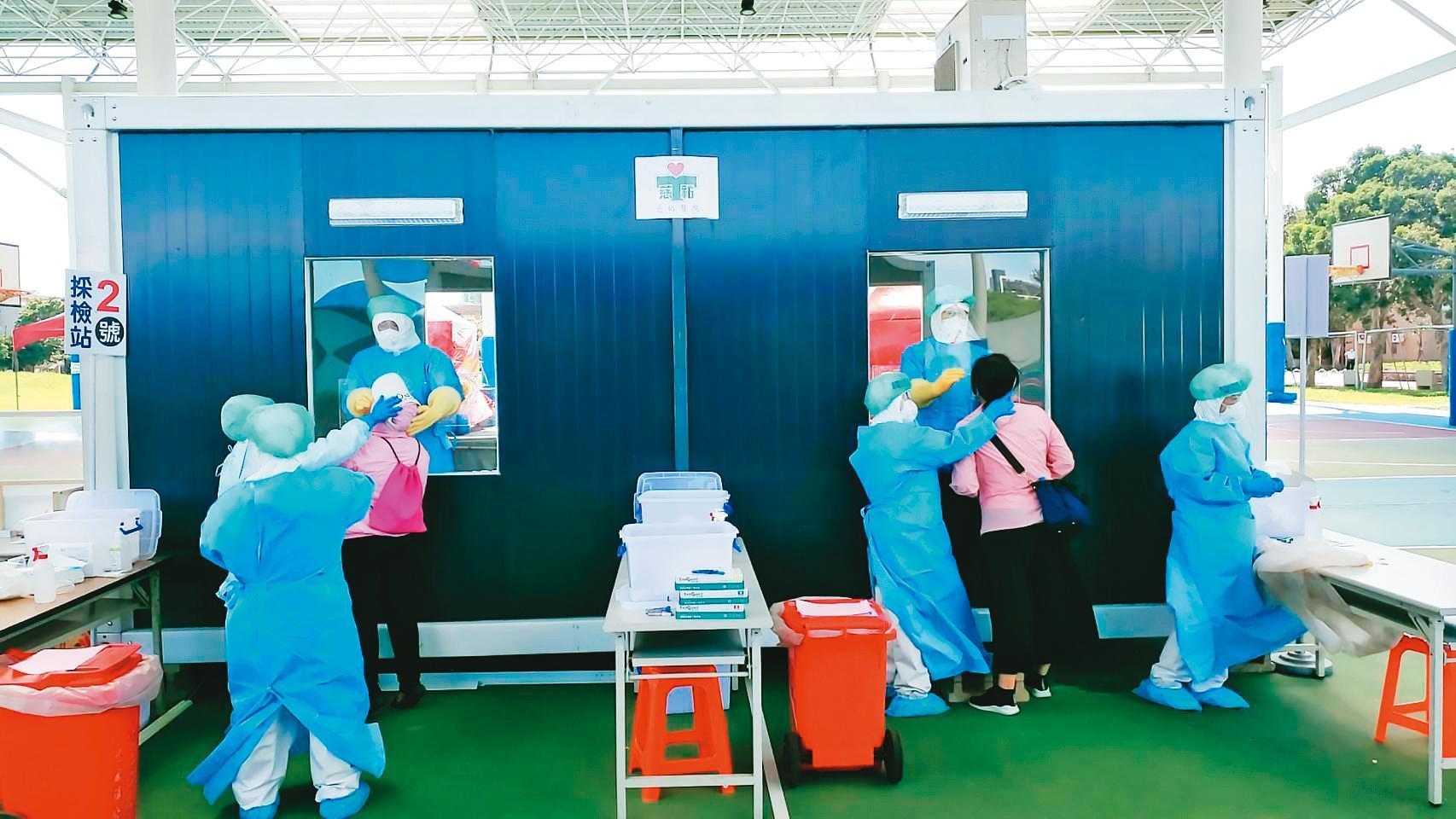 苗栗縣府在竹南運動公園設立貨櫃型快篩站,希望防堵疫情擴散。(苗栗縣政府提供)