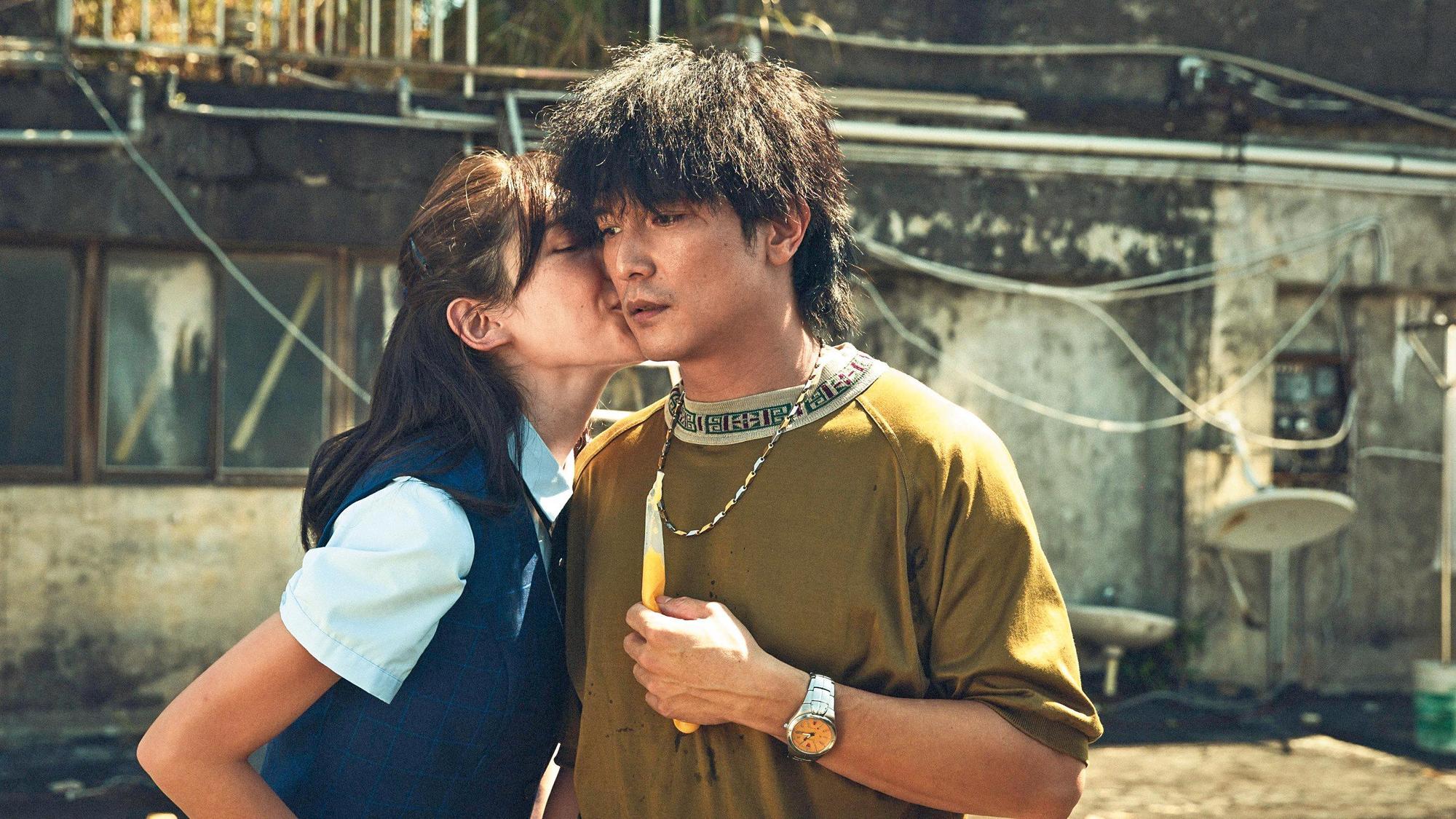 許瑋甯(左)與邱澤(右)主演的《當男人戀愛時》台灣票房衝破4億元,雖然她愛情失意,還好事業再創高峰。(金盞花大影業提供)