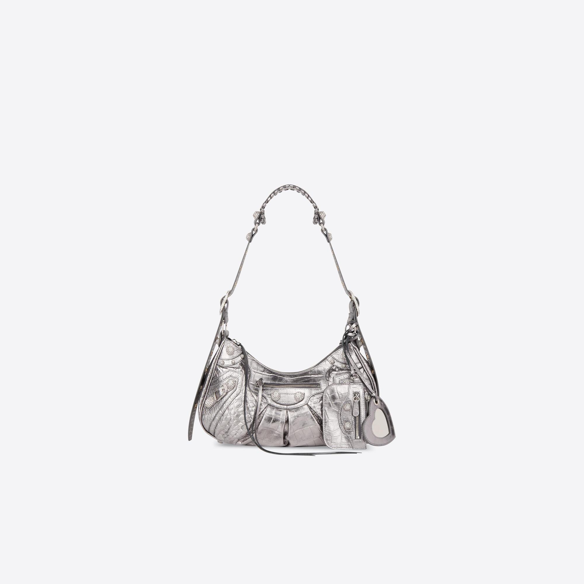 Le Cagole Small Shoulder Bag 銀色鱷魚壓紋肩下包 NT$69,800 BLENCIAGA。（BLENCIAGA提供）