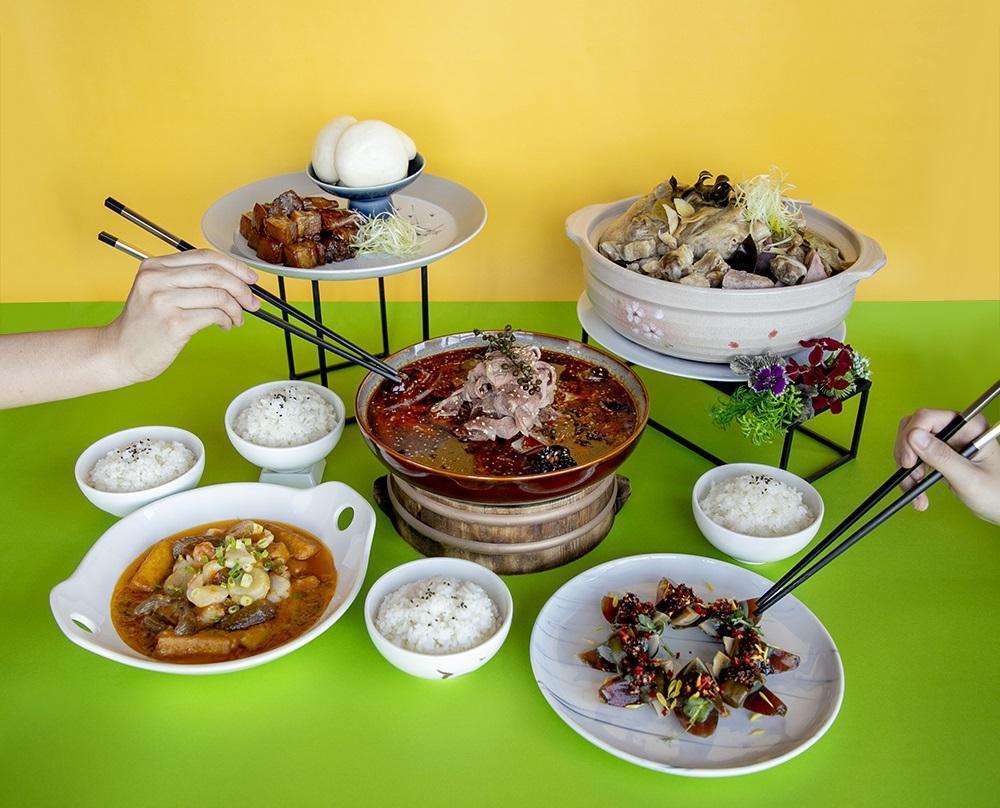 和逸飯店桃園館逸薈軒提供4人分享餐：有青花椒水煮肥牛、阿婆圈子紅燒肉、蟹黃海鮮豆腐煲、燒椒松花鑲皮蛋、酸菜芋香煲鴨湯…等。（2,680元／套）