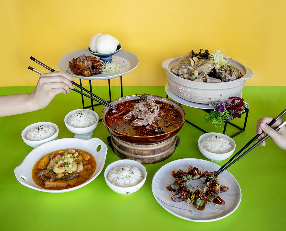 和逸飯店桃園館逸薈軒提供4人分享餐：有青花椒水煮肥牛、阿婆圈子紅燒肉、蟹黃海鮮豆腐煲、燒椒松花鑲皮蛋、酸菜芋香煲鴨湯…等。（2,680元／套）