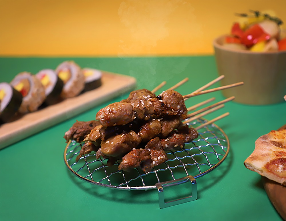 和逸飯店桃園館推出「多國料理家庭餐」包含燒烤串、紅酒牛三寶、海鮮盤、義式Pizza和花壽司等料理。（1,880元／套）