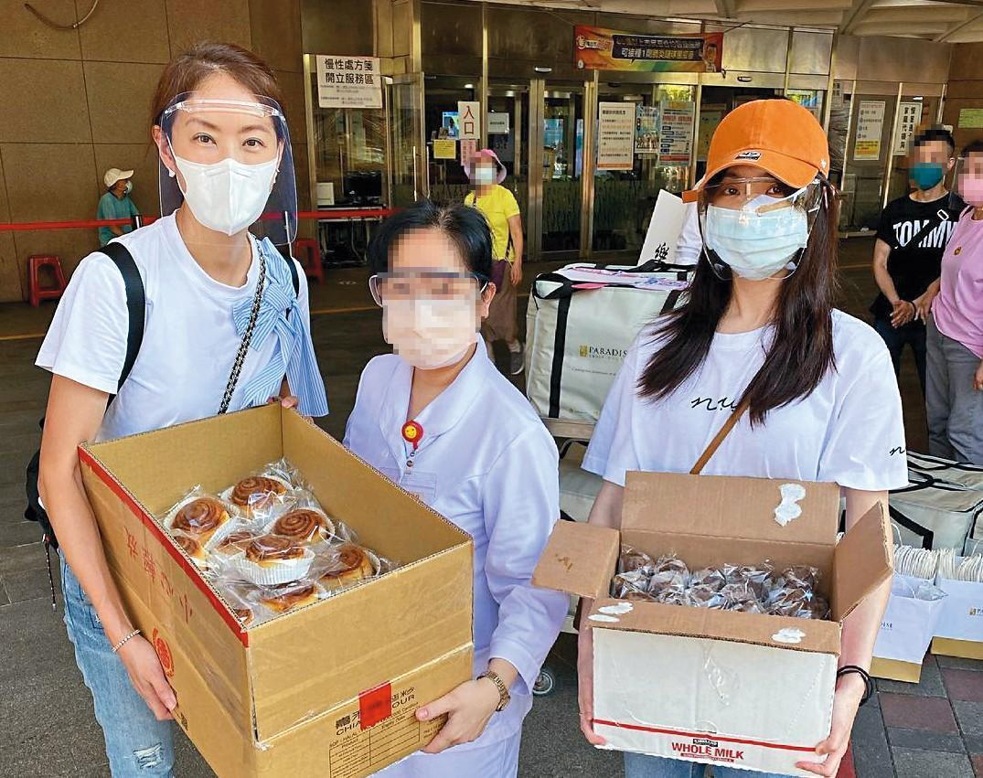 柯佳嬿(右)準備150個肉桂捲、100個可麗露,與賈永婕(左)一起捐給仁愛醫院,揪甘心。(翻攝自賈永婕臉書)