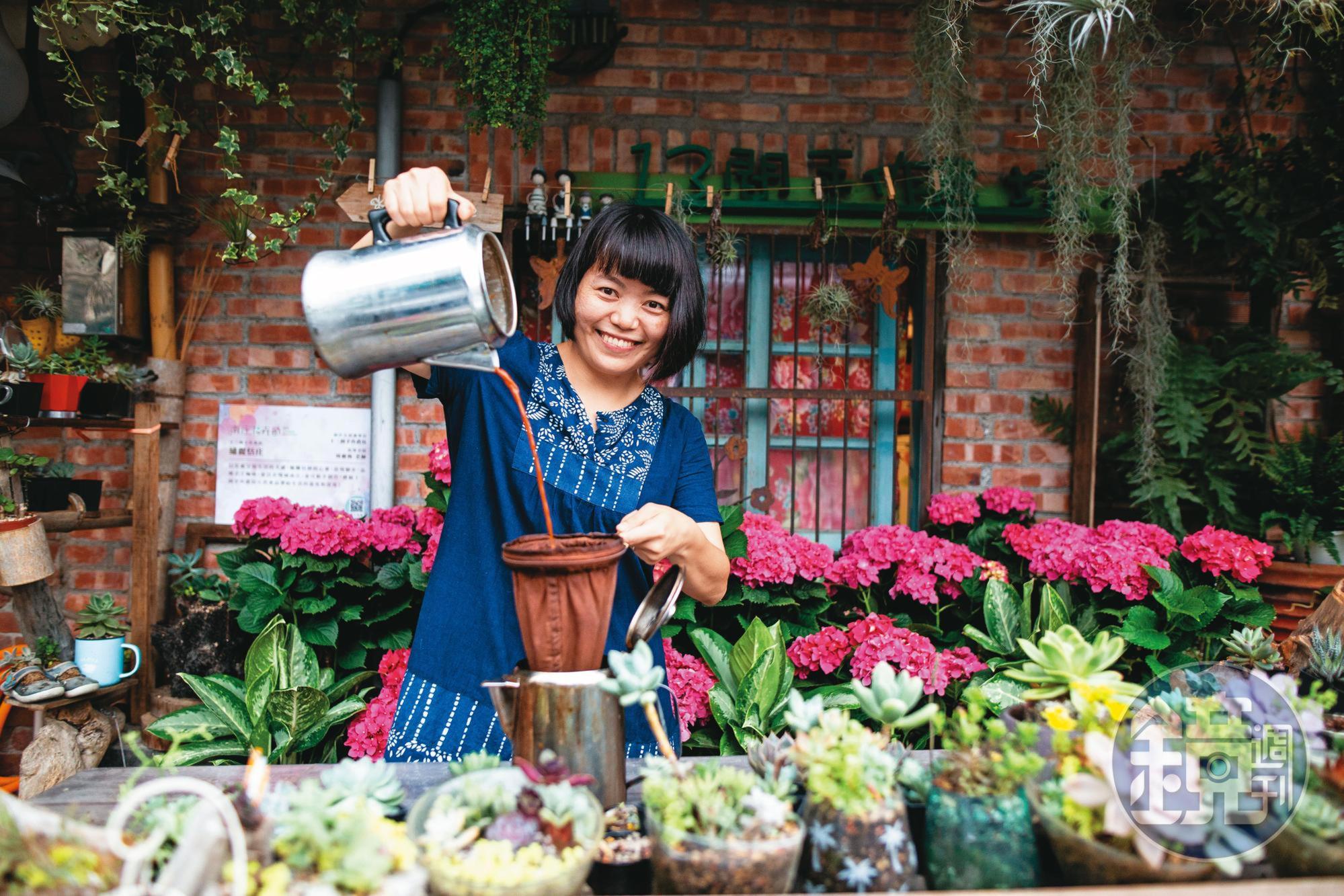 劉蘊灡的店裡賣手沖港式奶茶，特地選用與茶餐廳老師傅一樣的茶壺。