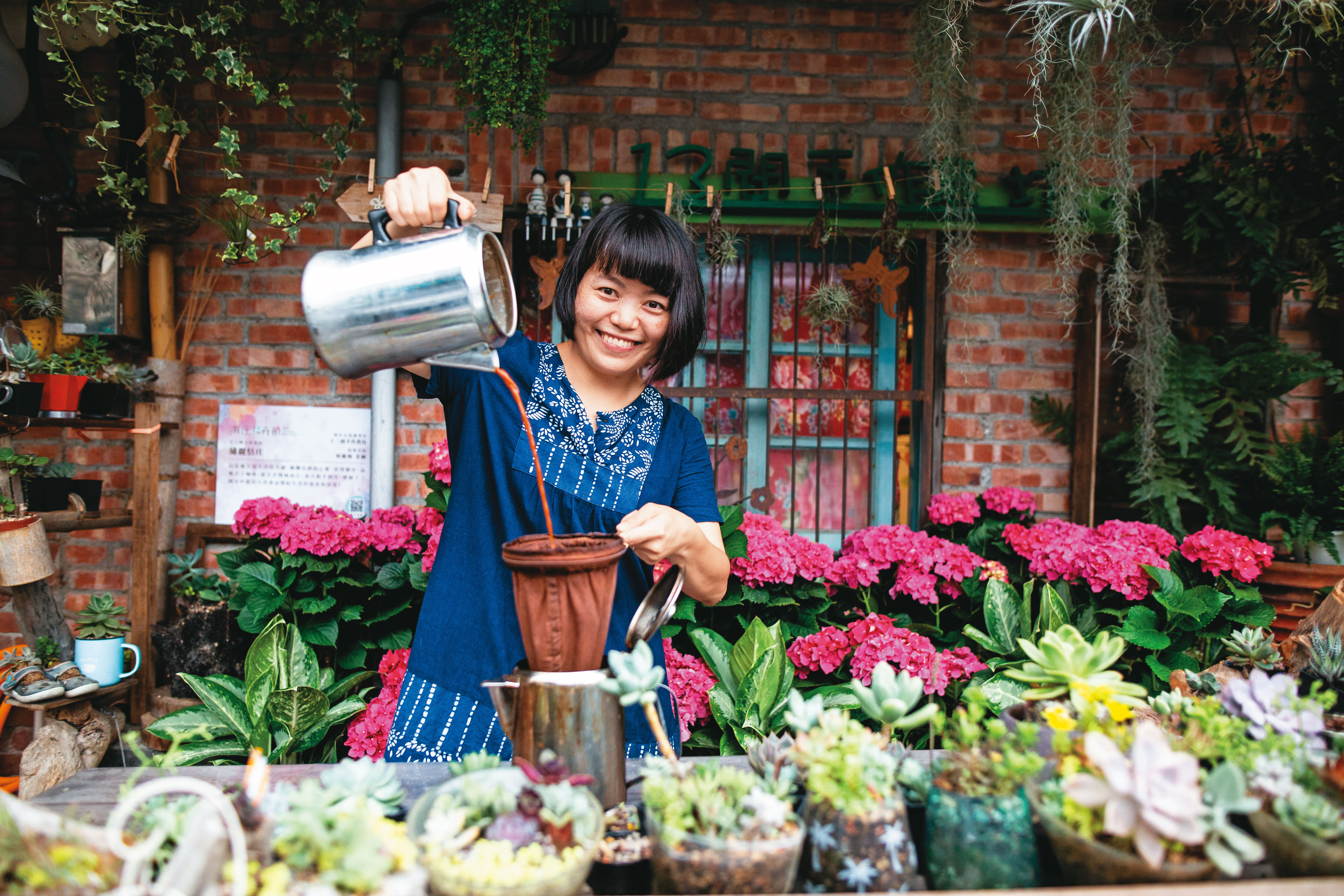 劉蘊灡的店裡賣手沖港式奶茶，特地選用與茶餐廳老師傅一樣的茶壺。