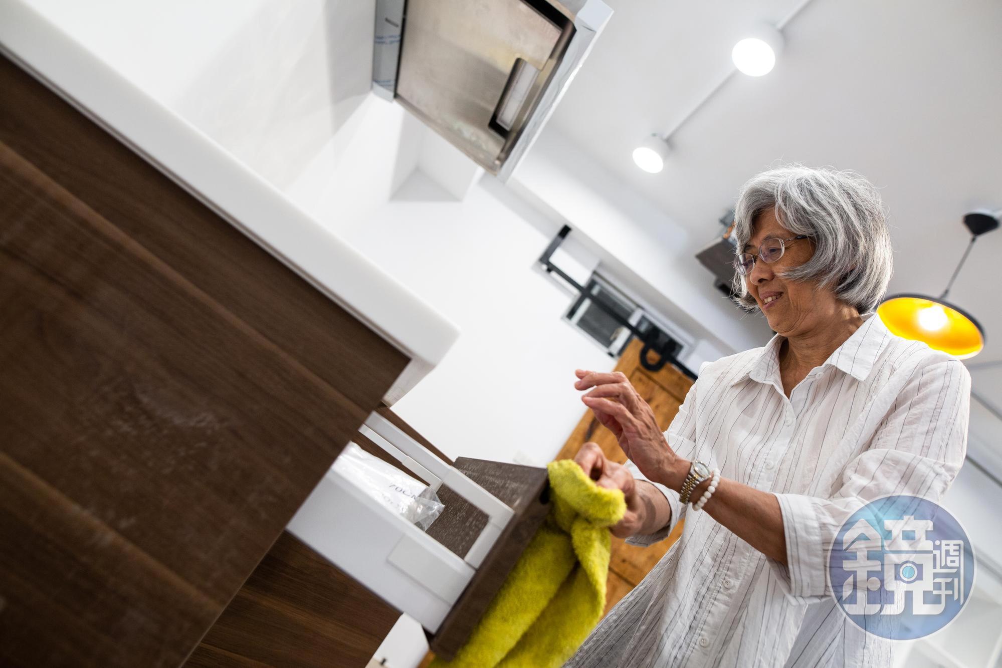 楊寶熙一個人手忙腳亂應付開店、搬家的一切，但她清楚，這是她要做的事。