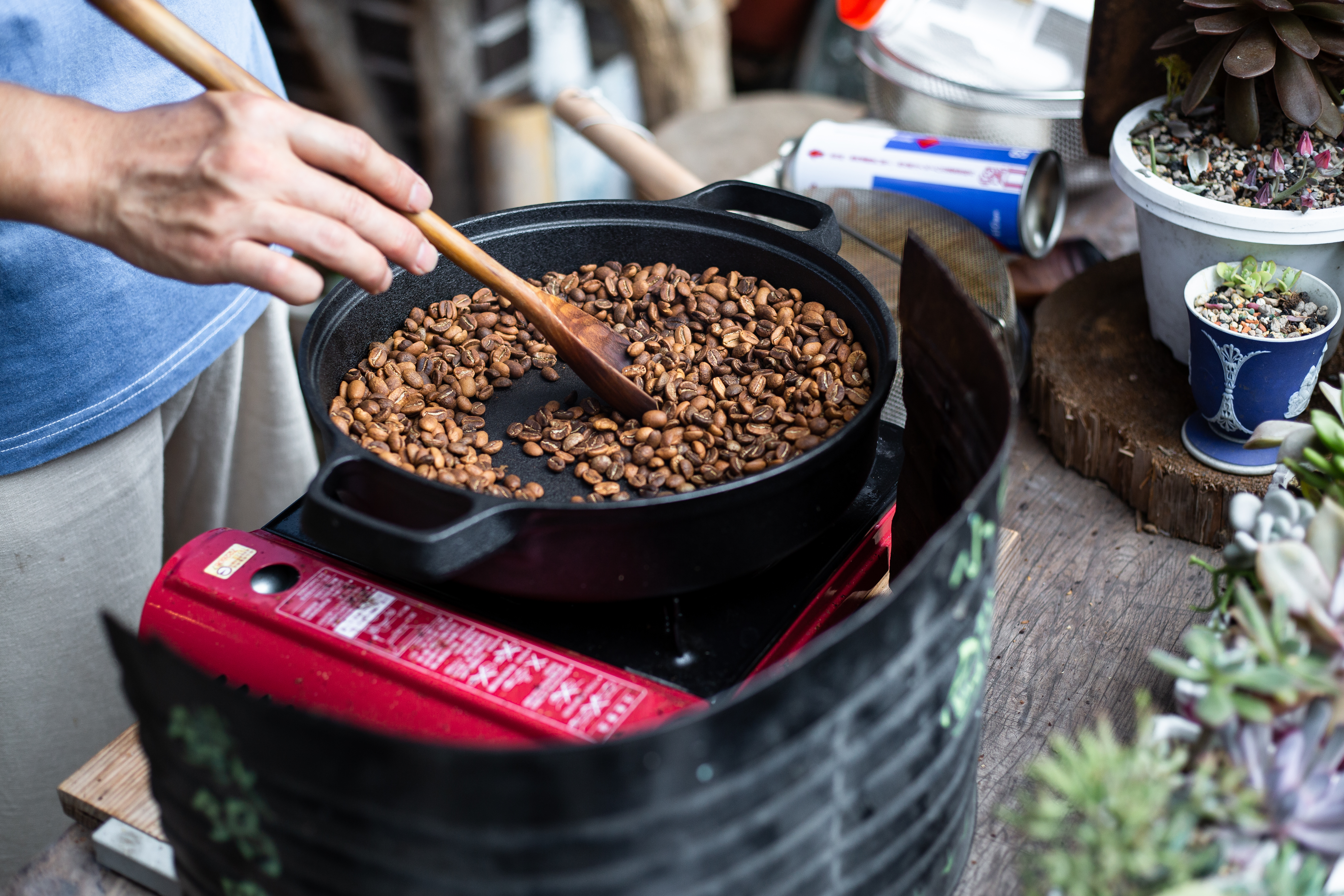 劉蘊灡和丈夫共同經營的商店，每個星期都手炒一鍋台灣本地咖啡。