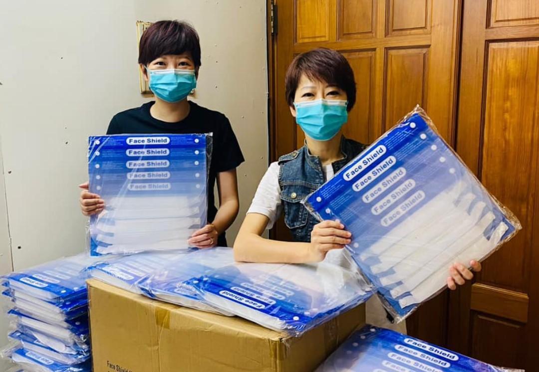 陳亭妃坦承捐贈的面罩為中國製,但強調檢驗合格,符合台灣法規標準。(翻攝自陳亭妃臉書)