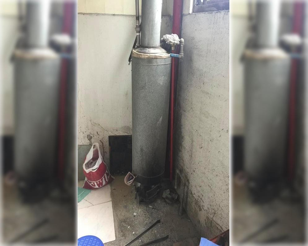 一名住在台南的正妹網友,秀出自家「超古早熱水器」引上萬網友朝聖。(翻攝臉書「爆廢公社公開版」)