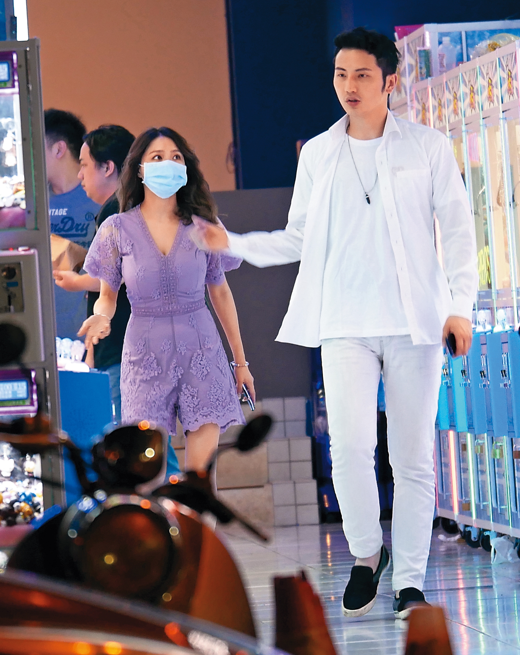 因為個性外向、活潑，熊熊（左）的異性緣頗佳，花邊也沒停過，本刊就曾拍到她與一名白衣男子約會。