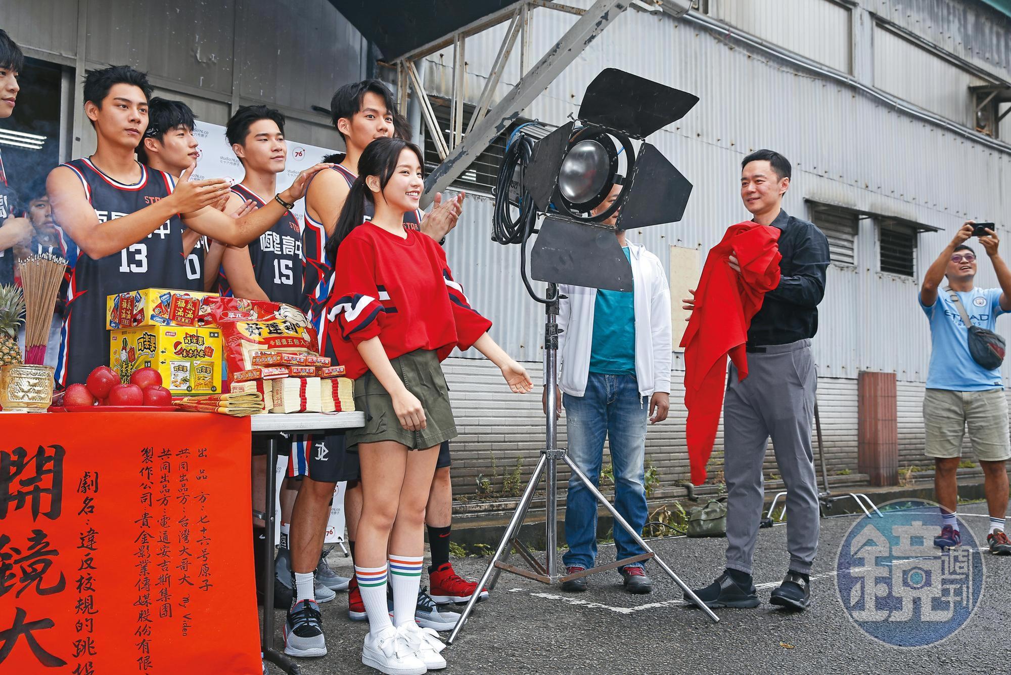 張承中(右1)以律師身分活躍演藝圈,他擔任《違反校規的跳投》戲劇顧問,並出席開鏡儀式。