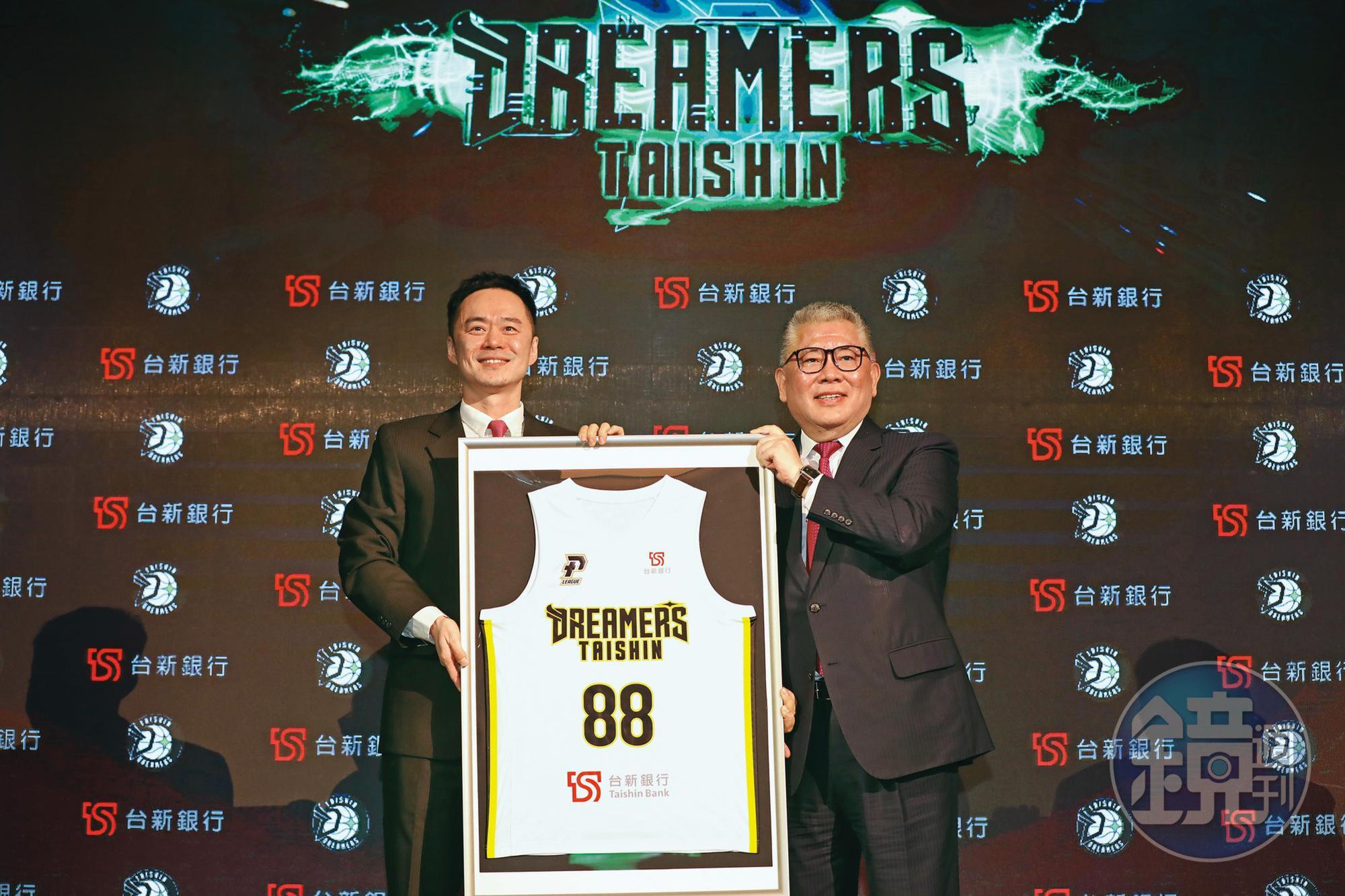 張承中(左)身為一名斜槓中年,除了演藝圈,也投身運動事業,擔任夢想家籃球隊的董事長。