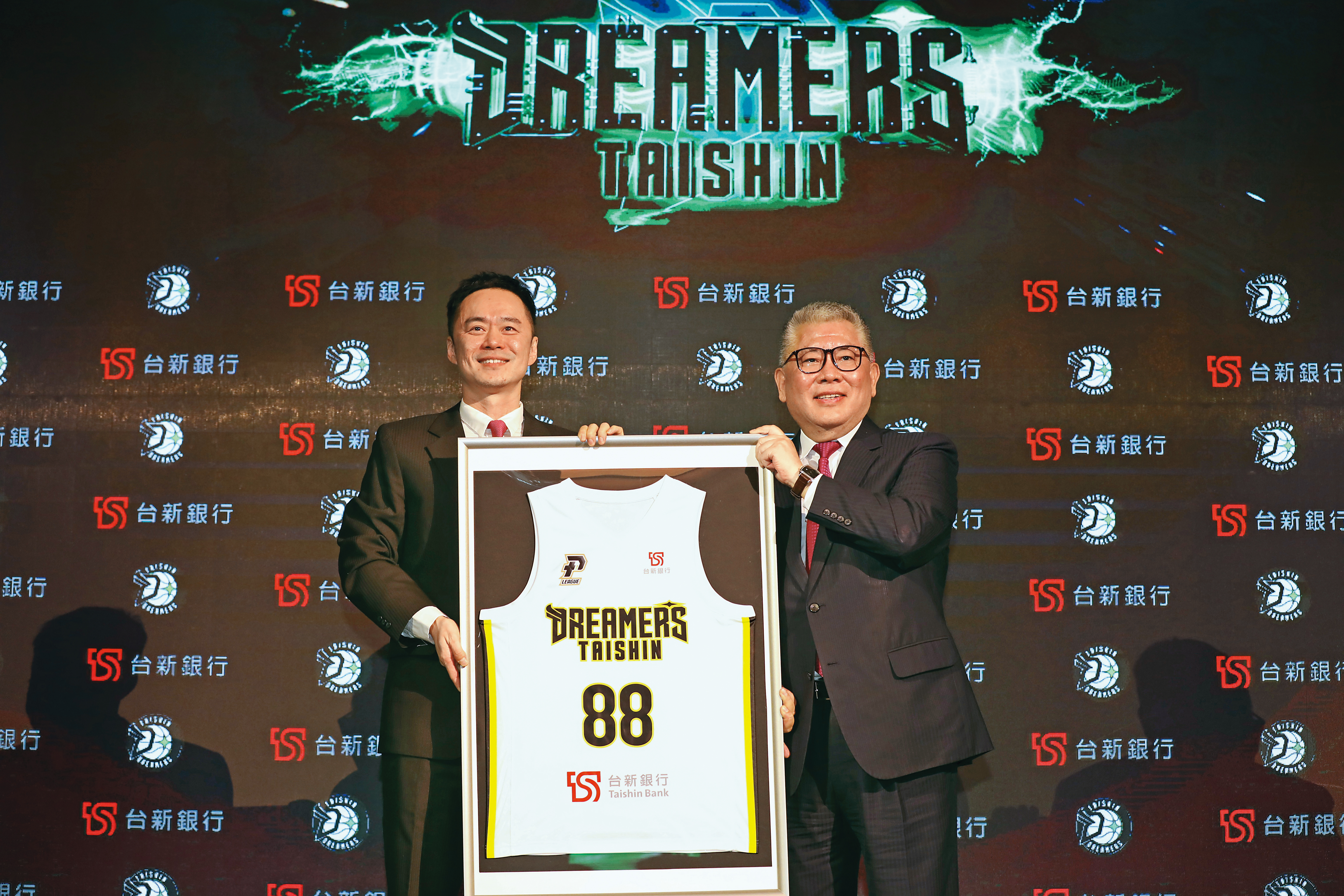 張承中（左）身為一名斜槓中年，除了演藝圈，也投身運動事業，擔任夢想家籃球隊的董事長。